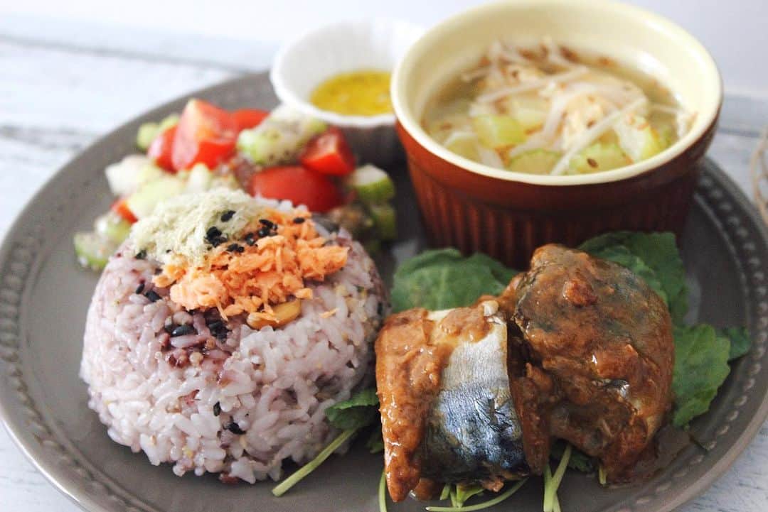 のインスタグラム：「. 外食続きだったので まごわやさしいプレート🥬 . 暑い日のアイスコーヒー最高〜！ コーヒー飲み始めるようになってから一気にQOLが高くなった気がする(笑) . . 去年は夏バテして気づいたら夏休み終わってたから 今年はいろんなこと吸収したい！1ヶ月後の自分がとっても楽しみです . . . . #おうちごはん#おうちカフェ#おうち時間#ワンプレート#おうちごはんlover#てづくりごはん365#料理#料理好きな人と繋がりたい#コーヒー#コーヒーのある暮らし#シーコーヒー#Cコーヒー#c_coffee#coffee#foodstagram#instafood」