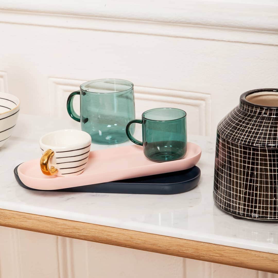 ベンシモンのインスタグラム：「Un café dans notre vaisselle colorée s’il vous plaît ! ✨ ​Oui, il est toujours un peu meilleur avec de la couleur 😉 ​Cet été rendez-vous dans nos boutiques pour découvrir toute notre sélection décoration ! 🍶 ​🇬🇧 Morning coffee in our colorful mugs ✨ Yeah, he's always a little better with color 😉 Discover all our decoration selection online and in our shops (link in the bio) ​#bensimon #bensimoncollection #bensimondecoration」