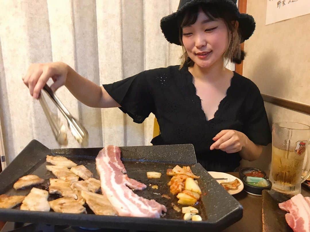 Yun chiのインスタグラム：「🥓삼겹살🥓 . . 3年ぶりぐらいな気がする…🤔 . . お肉5枚🥓満腹食べ過ぎたぁ〜🥺 . . 暑かったぁ〜🥵 . . #寝てる#半目#笑うと目がなくなる #食べるの大好き#サムギョプサル#삼겹살」