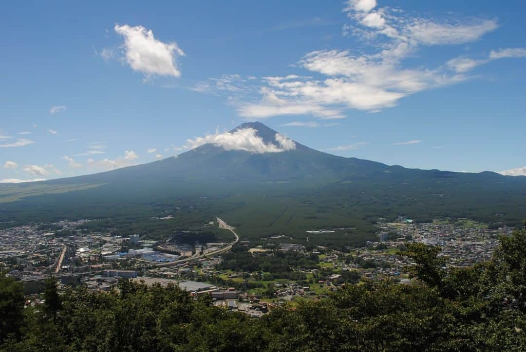 Satoyama推進コンソーシアムのインスタグラム：「#富士 は日本一の山。 雪をかぶっていない夏の#富士山 です。 （Satoyamaフォトコンテスト2020代理投稿作品）  ★Satoyama & Satoumi Photo Contest 2020 https://satoyama-satoumi.net/contest/photo2020/（日本語） https://satoyama-satoumi.net/global/contest/photo2020/（English） ⠀ ⠀⁠⠀ #jtsatoyama2020 #satoyama #photocontest #photo⠀⁠⠀ #satoumi #japan #landscape #japan_visit #Lovers_Nippon #daily_photo_jpn #naturephotography #フォトコンテスト #フォトコン⠀⁠⠀ #写真⠀⁠⠀ #カメラ⠀⁠⠀ #里山⠀⁠⠀ #里海⠀⁠⠀ #風景⠀⁠⠀ #風景写真⠀⁠⠀ #日本の絶景⠀⁠⠀ #日本の美しい風景⠀⁠⠀ #田舎⠀⁠⠀ #田舎暮らし」