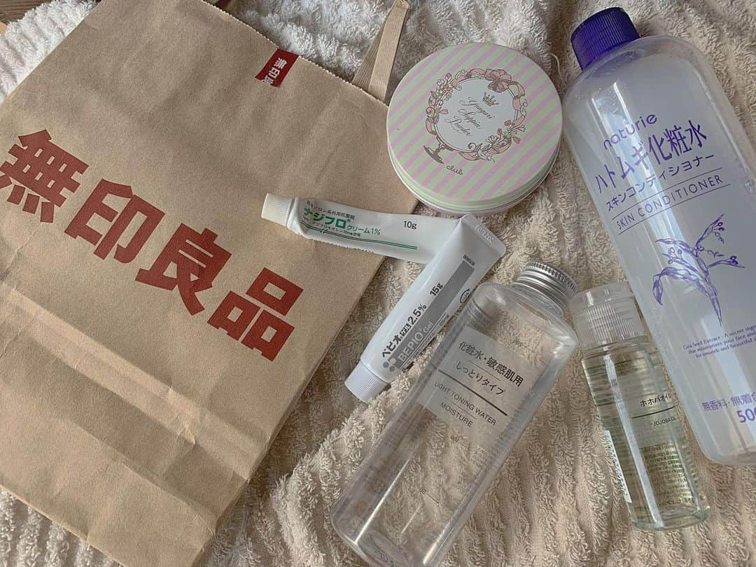 星野愛美さんのインスタグラム写真 - (星野愛美Instagram)「愛用してるスキンケア𓂃.∘🧴🧼🧸﻿ ・﻿ 無印良品𓂃٭ハトムギ化粧水𓂃٭﻿ スキンケアパウダー𓂃٭使ってます☺️🤎﻿ ・﻿ ・﻿ ・﻿ ニキビを治す薬は皮膚科でもらった塗り薬を愛用してます🙂🌧﻿ #シブサン #スキンケア #無印良品 #ハトムギ化粧水 #スキンケアパウダー #べピオゲル #ナジフロクリーム」8月18日 15時18分 - aimi._.nn08