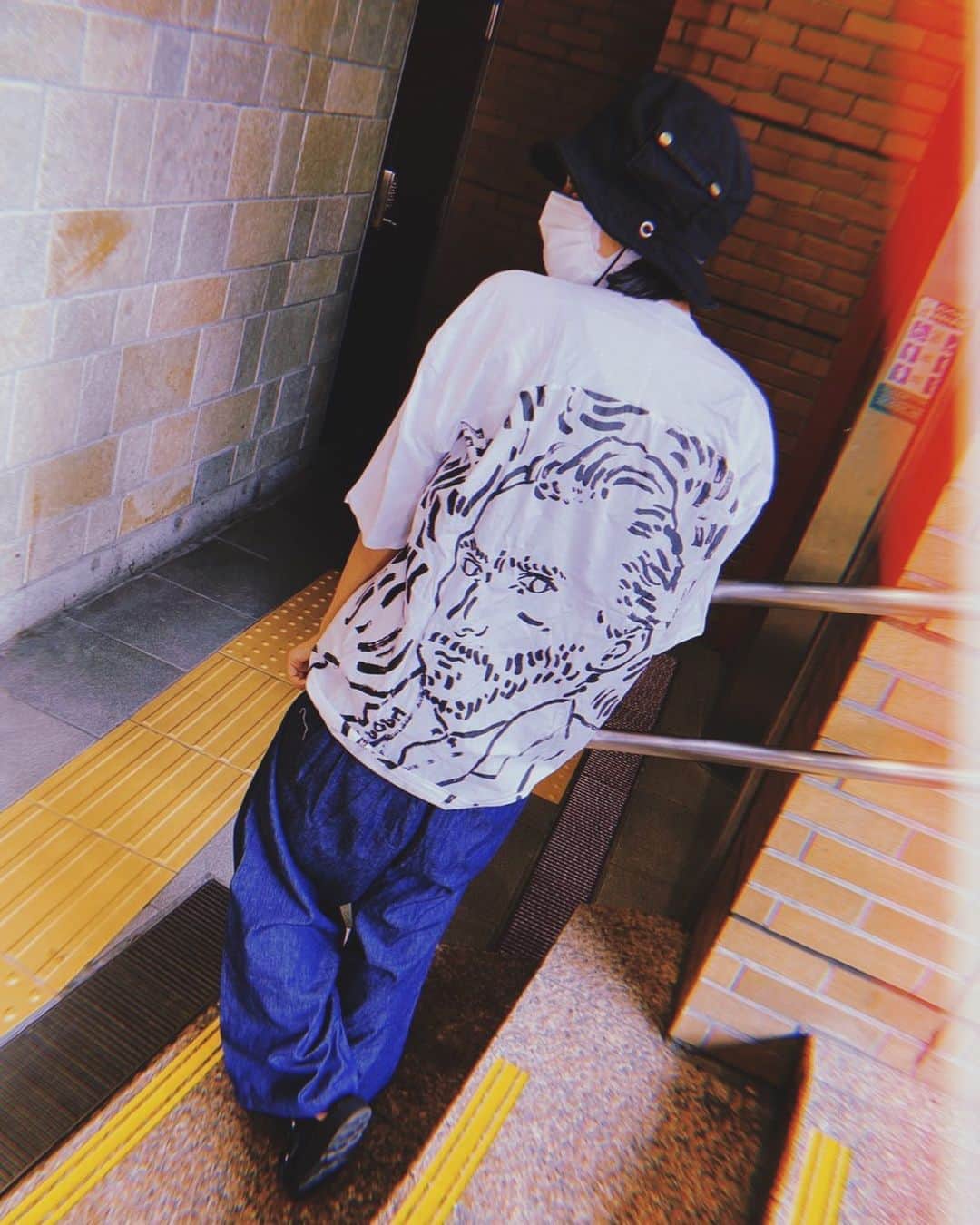 のインスタグラム：「ゴッホは良くあるけど、ゴーギャンは中々ないね🤔  色んな有名な絵があるけどゴーギャンなら「ひまわりを描くゴッホ」の服が 欲しいなぁなんて思う佐藤です 🌻🌻🌻🌻🌻  #outfit#Tシャツ#VincentvanGogh#ゴッホ」
