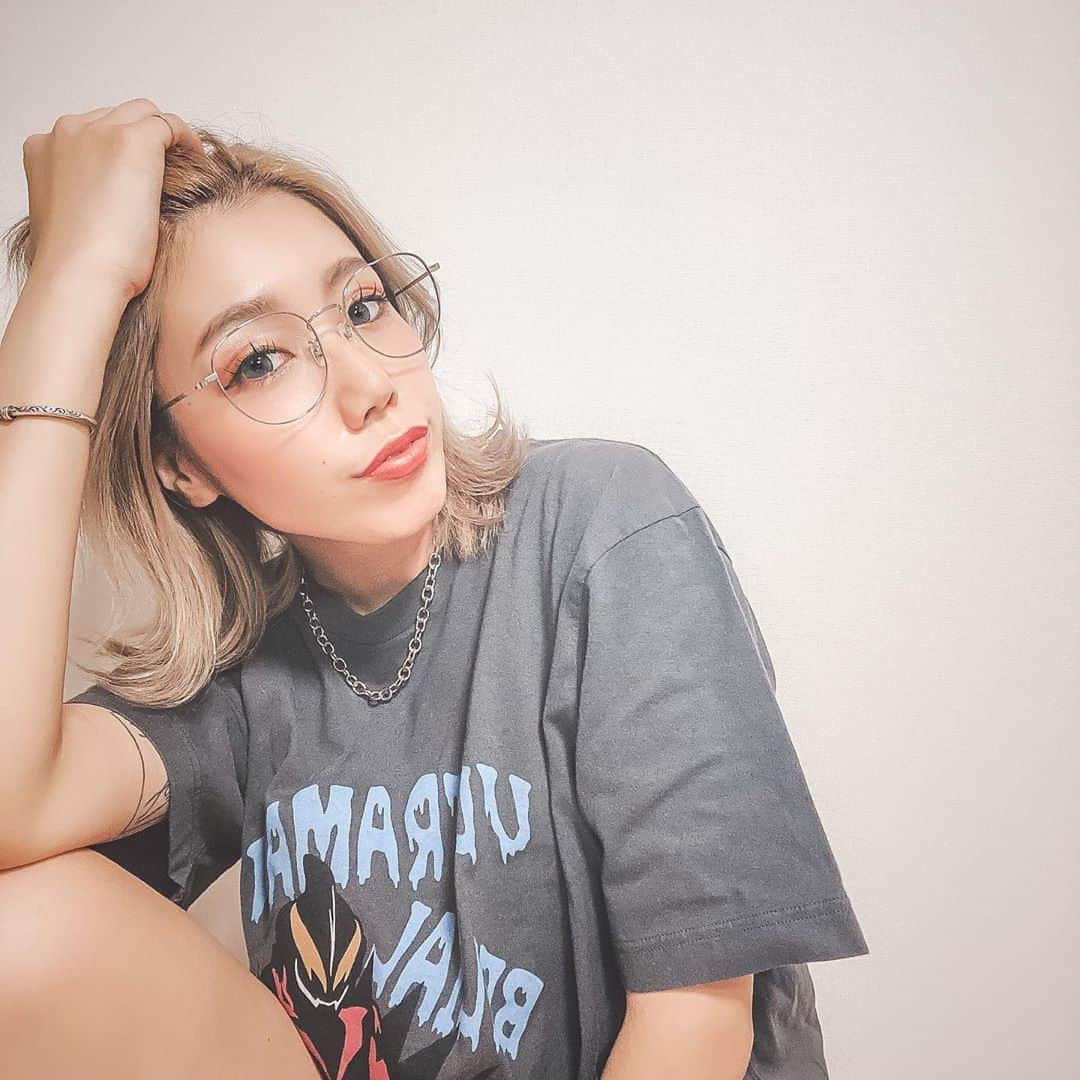DJ CHI☆MEROのインスタグラム：「ブルーライトカット眼鏡をカッタヨ。 携帯の画面見てる事が多いからね🧐 . フレームの形といい性能といい お気に入りです💓 . #金髪DJ妻 の毎日ブログも みんな見てね〜🌱  #abematv #いきなりマリッジ #チサト #jins #ブルーライトカット #めがね」