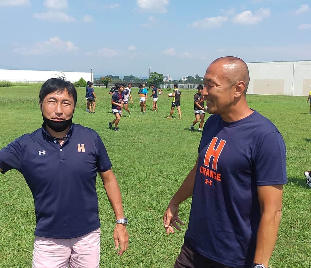 のインスタグラム：「・8月から #法政大学ラグビー部 のFWコーチをさせてもらってます。 お世話になった母校の復活に貢献できるように頑張ります！ 左は監督の駒井さん。  ・ ・#伊藤剛臣 #ラグビー日本代表  #ラグビーワールドカップ2019 #ラグビーワールドカップ #アンバサダー #ラグビー  #ホリプロ #No8 #rugby  #rugbyunion  #rugbyjapan  #rugbyworldcup #rugbyworldcup2019 #今こそoneteam #ナンバー8 #ワンチーム #ONETEAM」