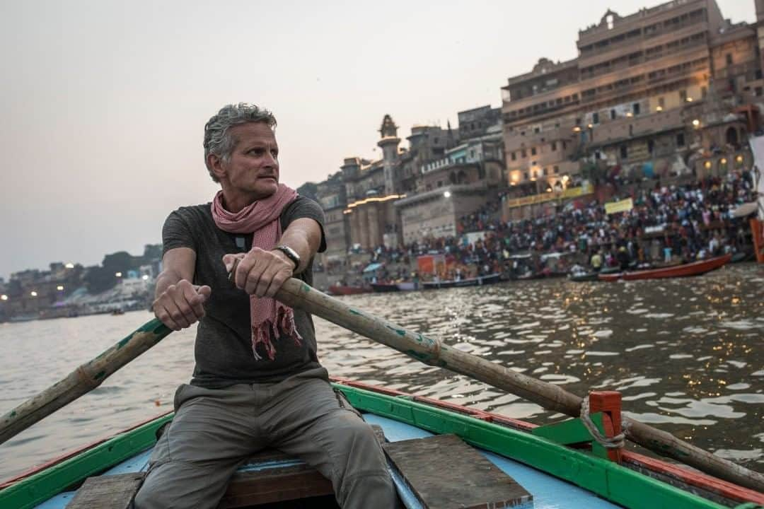 ナショナルジオグラフィックさんのインスタグラム写真 - (ナショナルジオグラフィックInstagram)「Photo by @johnstanmeyer  National Geographic explorer and writer Paul Salopek arrived in Banaras (Varanasi) after months of walking through northern India— and decided to understand this city by taking a boat on its sacred Ganges River. At this point in the @outofedenwalk, Paul had journeyed by foot, beginning in 2013 from Herto Buri, Ethiopia, for more than 10,460 kilometers (6,500 miles) and over 2,200 days. The image is from my latest story in @natgeo magazine, "Water Everywhere, and Nowhere," in the August issue. @outofedenwalk #walkingindia #edenwalk #india #banaras #varanasi  Check out Nat Geo’s link in bio for more on this story.」8月18日 15時39分 - natgeo