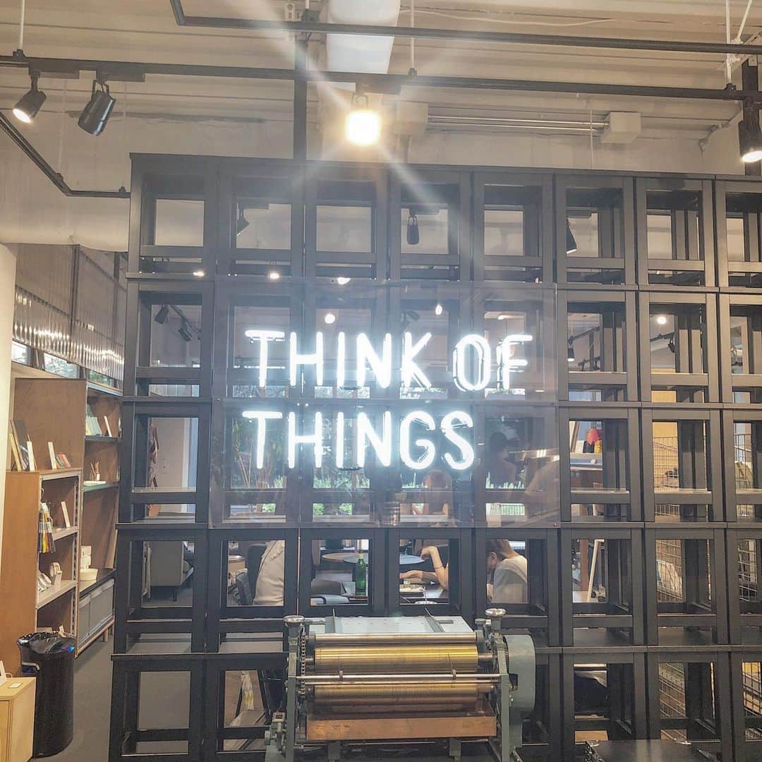 白石かえでさんのインスタグラム写真 - (白石かえでInstagram)「﻿ ﻿ ﻿ ▶︎Harajuku﻿ #thinkofthings﻿ ﻿ ﻿ ☑︎キャラメルラテ　M5.8﻿ CARAMEL LATTE﻿ ☑︎マンゴー&ヨーグルトクリームサンド　2.8﻿ Mango & yogurt﻿ ﻿ ﻿ ﻿ 文房具のコクヨが運営しているカフェ。﻿ 原宿駅から徒歩7分位。﻿ 雰囲気がめちゃくちゃ良くて、﻿ すごくおすすめ。﻿ 最新の文具の購入もできて、﻿ コーヒーやコッペパンのお食事もできて﻿ 新しい感じのカフェだったよ🍰﻿ ﻿ ﻿ ﻿ #原宿﻿ #竹下通り﻿ #コクヨ﻿ #カフェスタグラム﻿ #harajukucafe﻿ #原宿カフェ」8月18日 15時50分 - kaepyon.s