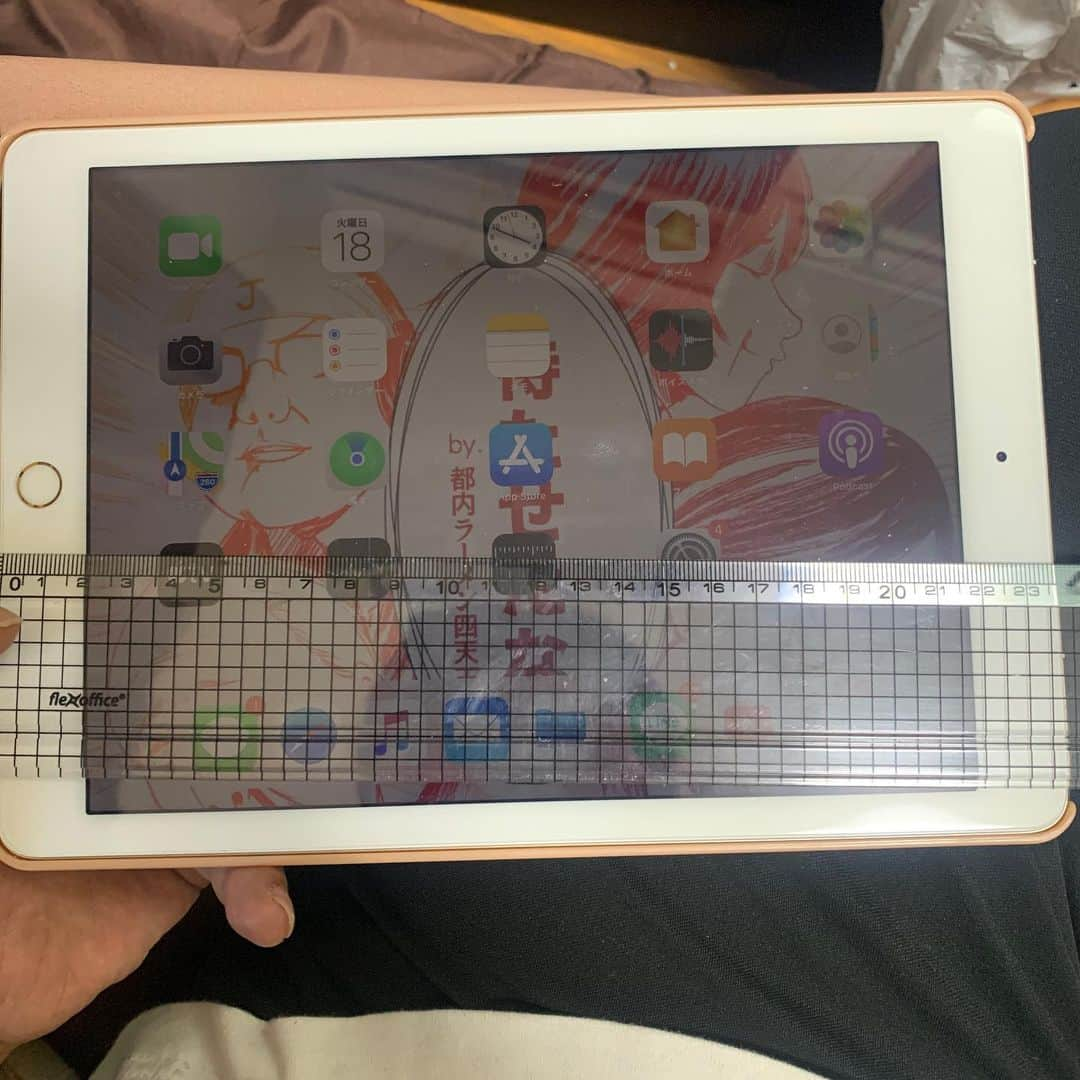 前野悠介さんのインスタグラム写真 - (前野悠介Instagram)「誰かメカに強い人、助けてくれ！！ iPadを風呂で見れる防水のヤツを買いたいんだが、自分のiPadが画面何インチなのかとか、何年前のヤツなんかどうやって調べたらええんですか？ 物差しで測るなら、画面だけですか？それとも白い硬い部分も合わせて測るんですか？ ってゆーのを、Yahoo知恵袋に載せようとしたら、Yahoo知恵袋の載せ方が分かりません。どなたか、Yahoo知恵袋の載せ方を教えて下さい」8月18日 15時54分 - maenoyuusuke