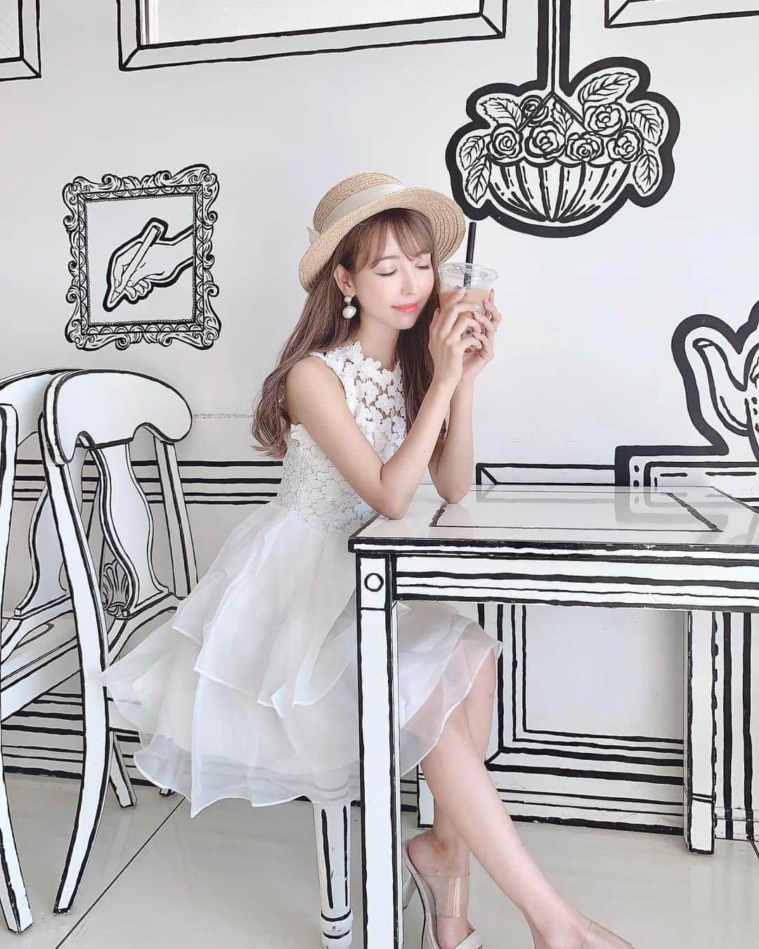 のインスタグラム：「2Dカフェで着ていた お洋服はこちらです👗💕 (@selectshop.joie )のだよ . 上半身は花柄のレースになってて スカート部分はボリュームが あってめちゃくちゃ可愛かった👼💓 . 2Dカフェは2回目だけど 相変わらず人気だった！ . #新大久保カフェ#新大久保グルメ #cafe#2dカフェ#新大久保#楽しかった#happy#癒しの時間#カフェ巡り #カフェ好きな人と繋がりたい #カフェ部」