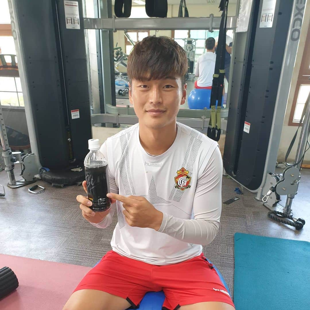 ペ・スンジンのインスタグラム：「무더운 여름 버틸수있는 힘!💪 uptempo bcaa블랙아미노 워터😁 . . #uptempo  #bcaa음료  #블랙아미노워터」