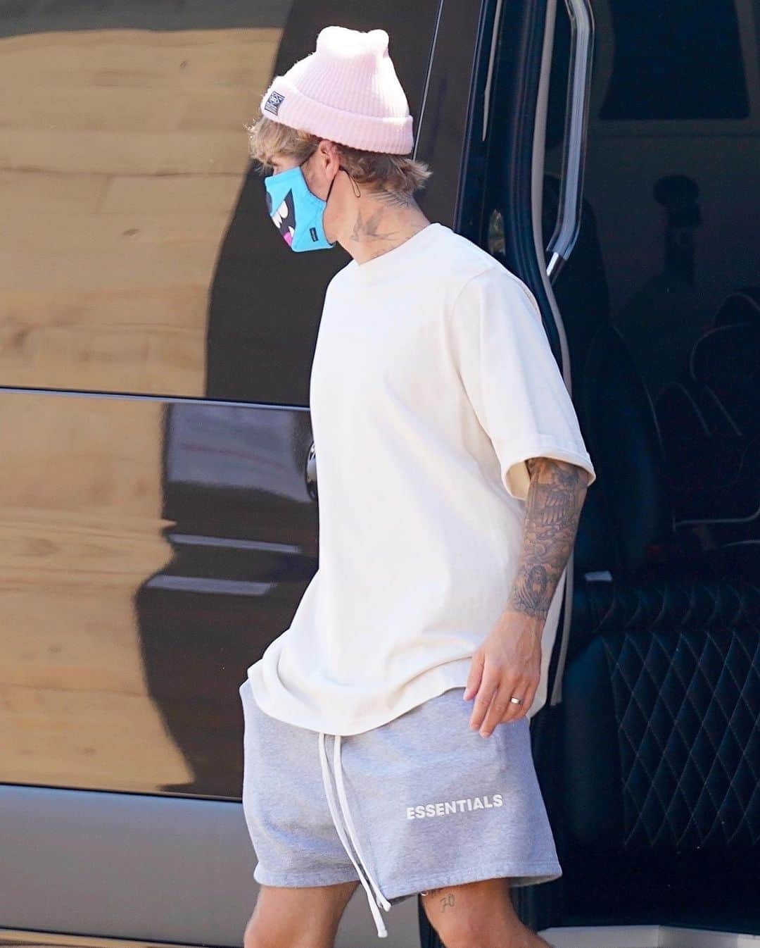 Just Jaredさんのインスタグラム写真 - (Just JaredInstagram)「@justinbieber and @haileybieber hold hands while leaving the sushi restaurant Nobu after a Monday afternoon lunch date  #JustinBieber #HaileyBieber Photos: Backgrid」8月18日 16時05分 - justjared