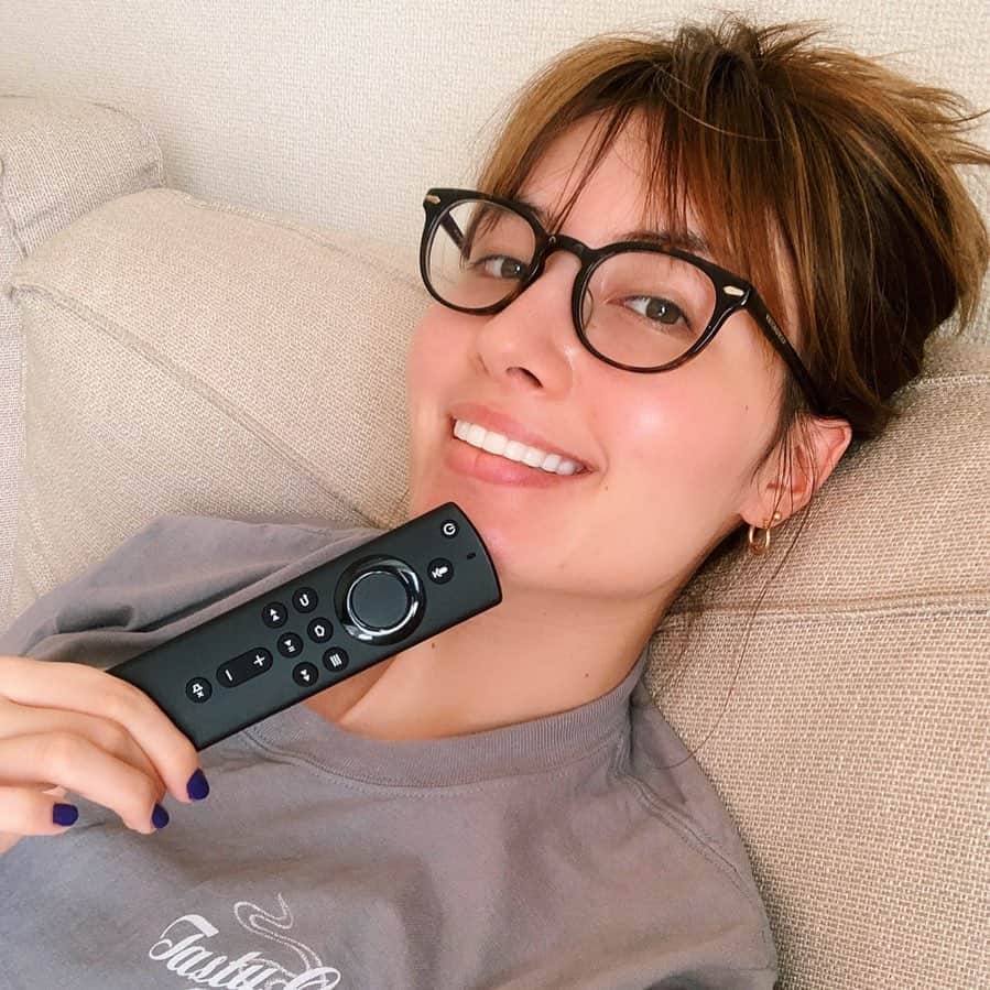 高松チェルシーリナのインスタグラム：「. うちで使ってるApple TVが古くてhuluが見れなくなるってことで、AmazonのFire TV Stick 4kを買ってみた。 役割はApple TVと一緒なんだけどさ... なんならApple TVより使い勝手良いし、値段は安いし(¥6980)全然こちらで問題なし。 コスパ良すぎて感動✨✨💡 音声認識機能がよく分かんないけどw 別に使えなくても問題はない。笑 良き買い物🥳 . #firetvstick#appletv#netflix#amazonprime#hulu#テレビに釘付け」