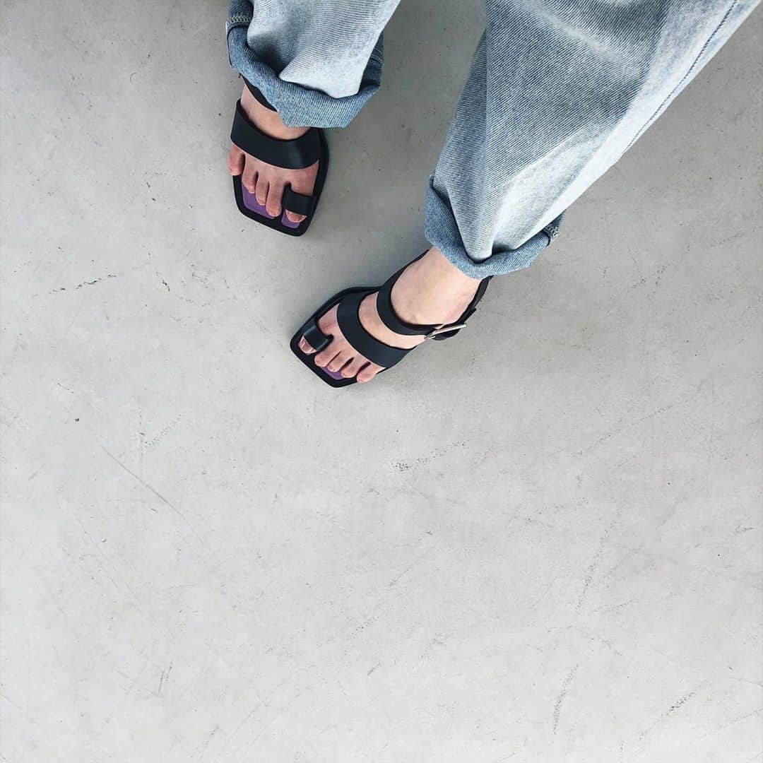 のインスタグラム：「Summer black. #maisonmargiela #margiela #shooting  ・ ・ ・  今日は @na.e_official の撮影へ。  サンダル可愛いって言ってもらえて ﾆﾔﾆﾔ♥︎笑」