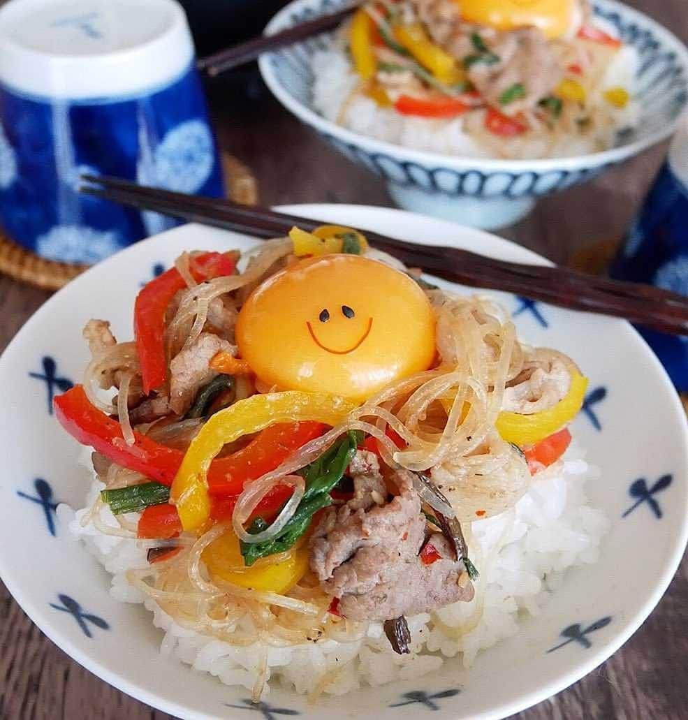 韓の食菜さんのインスタグラム写真 - (韓の食菜Instagram)「@mao_2mama さんが「韓の食菜 チャプチェ」で作ったベジおかずを投稿してくださいました。 お子さまたちの笑顔が浮かんでくるようなかわいくて彩り豊かなチャプチェですね♪ . #モランボン  @moranbong_official #韓の食菜#チャプチェ @hannoshokusai  ------------------------ #Repost @mao_2mama ・・・ こんにちは〜☀️ ＊ 今日のランチは、 チャプチェ丼でした😆🥢💕 ＊ 「モランボン 韓の食菜 チャプチェ」を使って作りました🍳 チャプチェ作るときはいつもこれ😂✨ 春雨と野菜入り調味料が入ってるから、お肉だけ用意したら簡単に美味しく作ることができます👏💕 今回はパプリカとニラもプラスして、カラフルなチャプチェに🥢 辛味はほとんどないんやけど、 一応子どもたちには卵黄を乗せてマイルドにしました🥚✨ ＊ 今朝作ったから、 主人のお弁当にもモリモリ詰めた💪🍱✨笑 ＊ それでは夜まで頑張っていきましょう🏃‍♀️🏃‍♀️ ＊ ＊ 「モランボン × フーディーテーブル」のコラボ広告企画に参加しています🍴 @foodietable.jp さんより、 「モランボン 韓の食菜 チャプチェ&豚カルビ」をモニタープレゼントしていただきました🙇‍♀️🍽☀️」8月18日 16時17分 - hannoshokusai