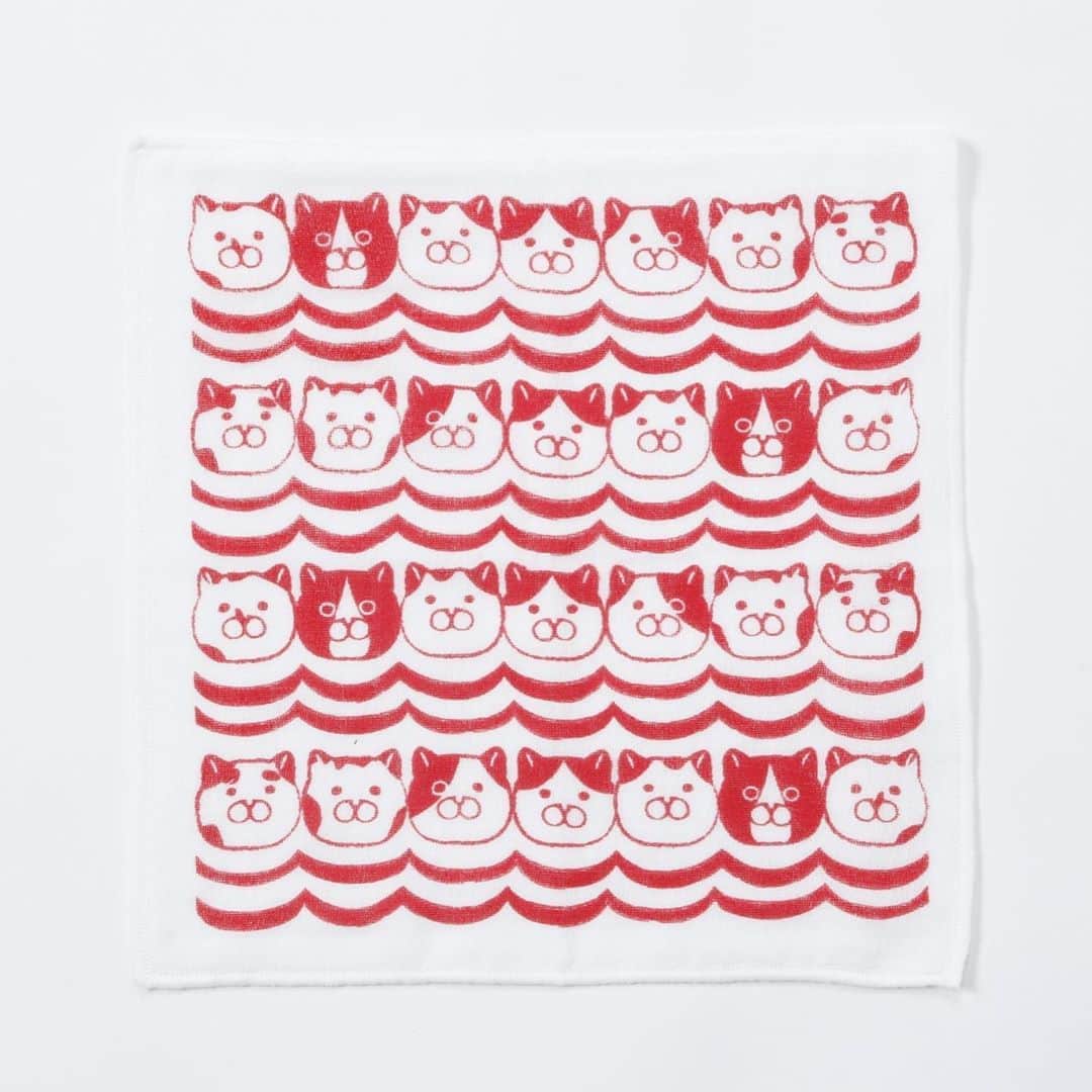 ねこさんのインスタグラム写真 - (ねこInstagram)「＼NEKONOBA大人気商品／ ふわふわガーゼを8枚に縫い合わせたガーゼハンカチ(色違いの2枚セット❣️)👏🏻✨ デザイナーKOZACLAが、NEWねこ柄を描き下ろしてくれました〜👏🏻パチパチ😆 色んな顔のゆかいなネコたちが1枚にザッと1クラス分の人数います🤟🏻笑 ひとりひとりに名前つけたくなるよね😂 汗拭きや手洗いには欠かせない生活の必須アイテム❣️使えば使うほどふわふわと肌に馴染んでいき、愛着もどんどん湧いてくるよぉ〜（＾ν＾）💓 #neko_magazine #NEKONOBA #ねこマガジン #ネコノバ #ねこ #猫 #cat #catstagram #cat #雑誌ねこ #ねこ雑貨 #ねこグッズ #ガーゼハンカチ #ハンカチ #ガーゼ #ガーゼ #ふわふわ #kozacla」8月18日 16時11分 - neko_magazine