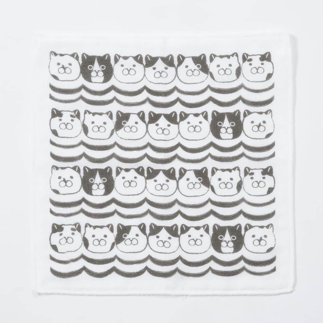 ねこさんのインスタグラム写真 - (ねこInstagram)「＼NEKONOBA大人気商品／ ふわふわガーゼを8枚に縫い合わせたガーゼハンカチ(色違いの2枚セット❣️)👏🏻✨ デザイナーKOZACLAが、NEWねこ柄を描き下ろしてくれました〜👏🏻パチパチ😆 色んな顔のゆかいなネコたちが1枚にザッと1クラス分の人数います🤟🏻笑 ひとりひとりに名前つけたくなるよね😂 汗拭きや手洗いには欠かせない生活の必須アイテム❣️使えば使うほどふわふわと肌に馴染んでいき、愛着もどんどん湧いてくるよぉ〜（＾ν＾）💓 #neko_magazine #NEKONOBA #ねこマガジン #ネコノバ #ねこ #猫 #cat #catstagram #cat #雑誌ねこ #ねこ雑貨 #ねこグッズ #ガーゼハンカチ #ハンカチ #ガーゼ #ガーゼ #ふわふわ #kozacla」8月18日 16時11分 - neko_magazine