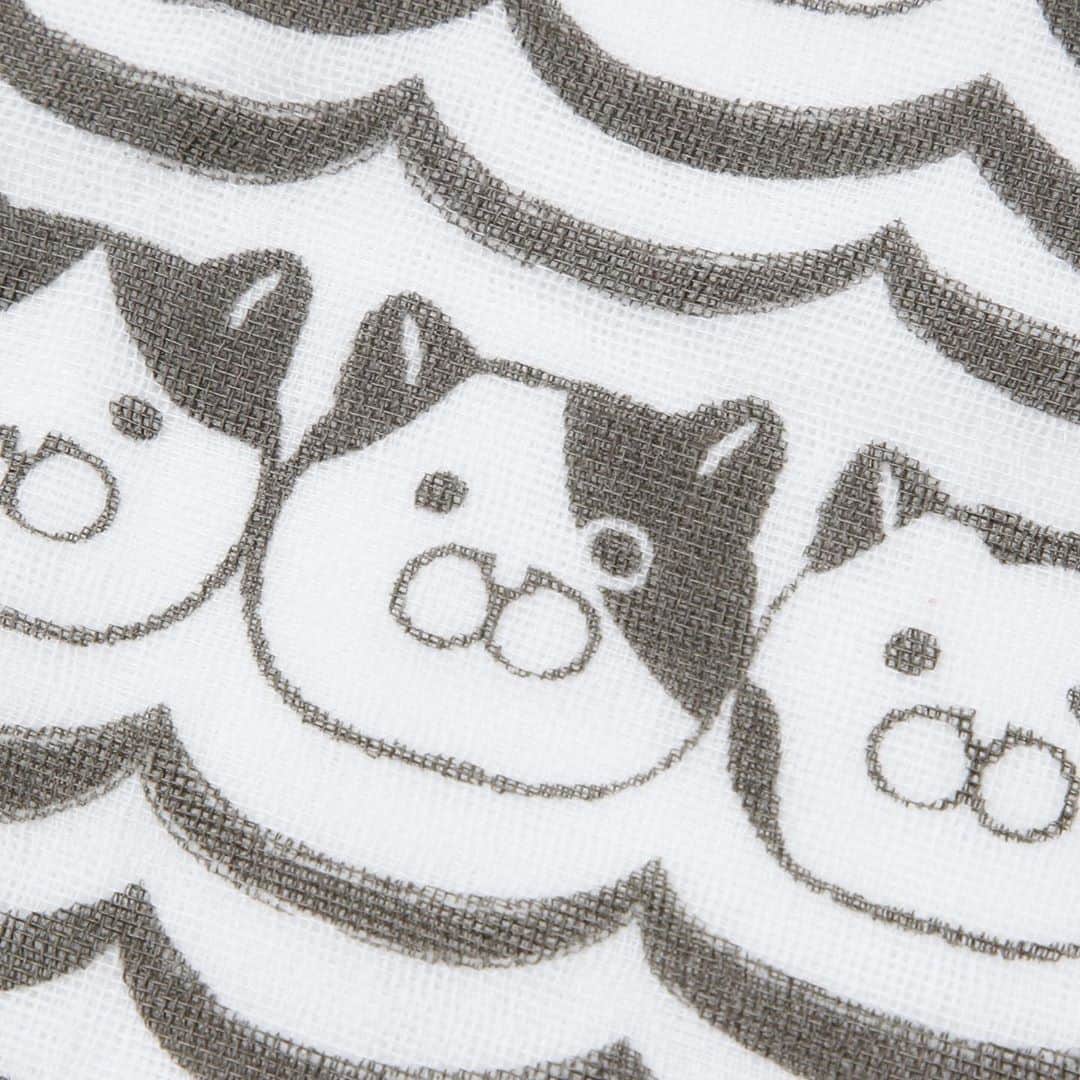 ねこさんのインスタグラム写真 - (ねこInstagram)「＼NEKONOBA大人気商品／ ふわふわガーゼを8枚に縫い合わせたガーゼハンカチ(色違いの2枚セット❣️)👏🏻✨ デザイナーKOZACLAが、NEWねこ柄を描き下ろしてくれました〜👏🏻パチパチ😆 色んな顔のゆかいなネコたちが1枚にザッと1クラス分の人数います🤟🏻笑 ひとりひとりに名前つけたくなるよね😂 汗拭きや手洗いには欠かせない生活の必須アイテム❣️使えば使うほどふわふわと肌に馴染んでいき、愛着もどんどん湧いてくるよぉ〜（＾ν＾）💓 #neko_magazine #NEKONOBA #ねこマガジン #ネコノバ #ねこ #猫 #cat #catstagram #cat #雑誌ねこ #ねこ雑貨 #ねこグッズ #ガーゼハンカチ #ハンカチ #ガーゼ #ガーゼ #ふわふわ #kozacla」8月18日 16時11分 - neko_magazine