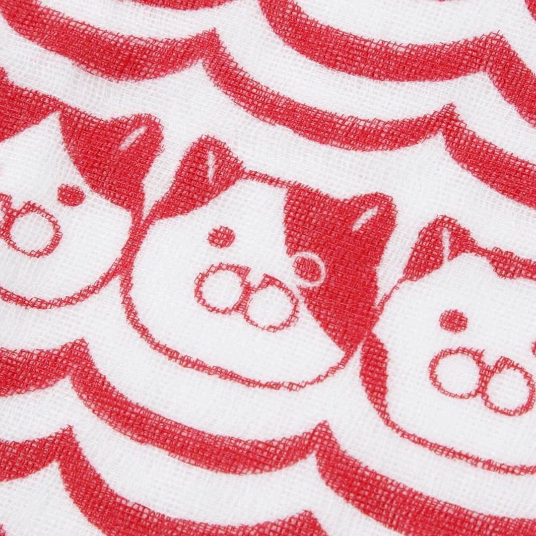 ねこさんのインスタグラム写真 - (ねこInstagram)「＼NEKONOBA大人気商品／ ふわふわガーゼを8枚に縫い合わせたガーゼハンカチ(色違いの2枚セット❣️)👏🏻✨ デザイナーKOZACLAが、NEWねこ柄を描き下ろしてくれました〜👏🏻パチパチ😆 色んな顔のゆかいなネコたちが1枚にザッと1クラス分の人数います🤟🏻笑 ひとりひとりに名前つけたくなるよね😂 汗拭きや手洗いには欠かせない生活の必須アイテム❣️使えば使うほどふわふわと肌に馴染んでいき、愛着もどんどん湧いてくるよぉ〜（＾ν＾）💓 #neko_magazine #NEKONOBA #ねこマガジン #ネコノバ #ねこ #猫 #cat #catstagram #cat #雑誌ねこ #ねこ雑貨 #ねこグッズ #ガーゼハンカチ #ハンカチ #ガーゼ #ガーゼ #ふわふわ #kozacla」8月18日 16時11分 - neko_magazine