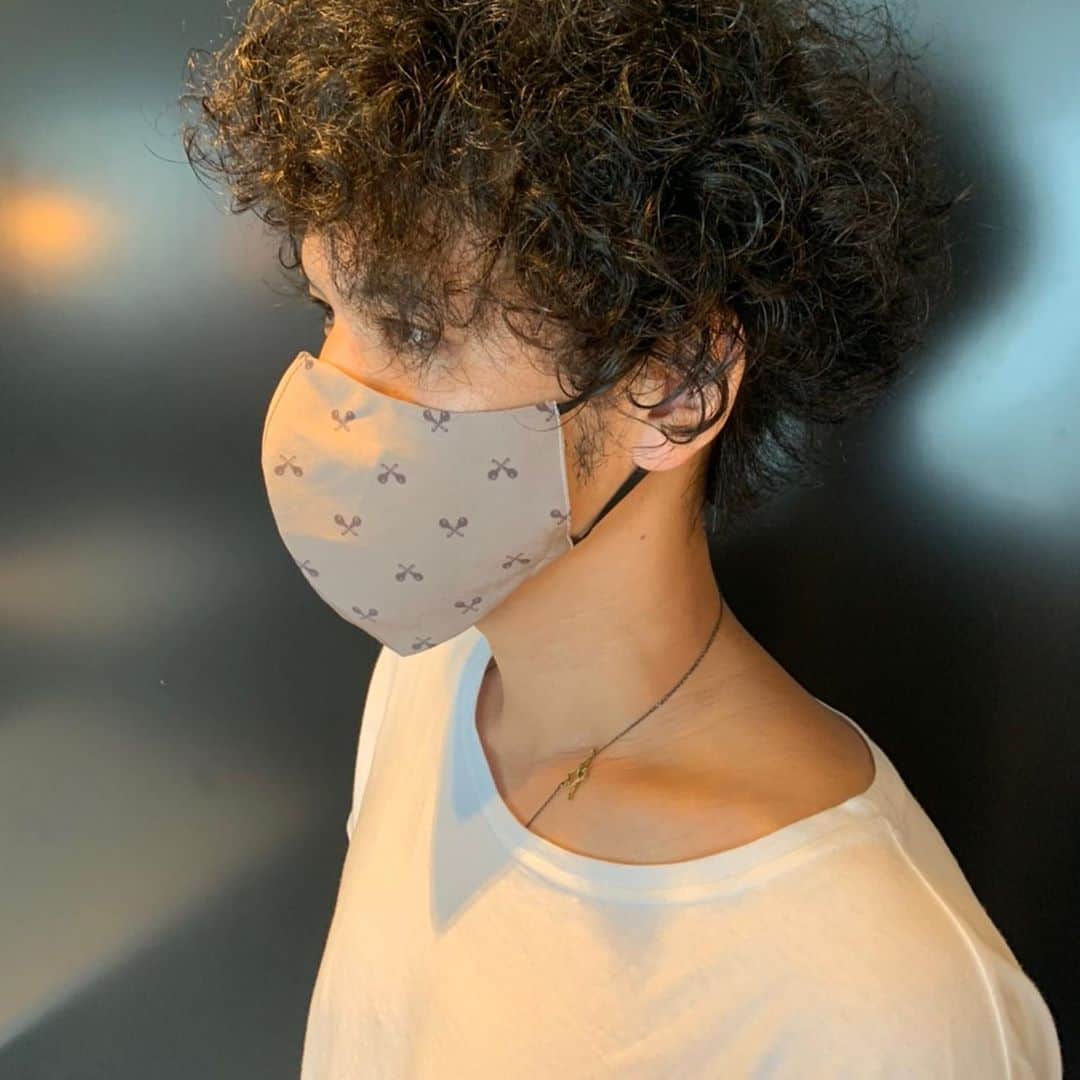 菅原卓郎さんのインスタグラム写真 - (菅原卓郎Instagram)「eclodevice maracas mask  届きましての着けました。 見てお分かりのとおり 身長180cmの僕がしても ゆとりがあるサイズ感だけど 紐の長さが調節できるです。 これ、フツーのマスクでも できたらいいのにね。 (すぐ耳が痛くなるので)  詳しく知りたい方は タグの @middla_official から HPをチェックできます。 メモリアルアイテム、 どうぞよろしゅうに。  #MIDDLA #MIDDLAMASK #SALONMIDDLA #マラカス #マスク #9mmparabellumbullet  #ECLODEVICE」8月18日 16時13分 - takuro_sugawara