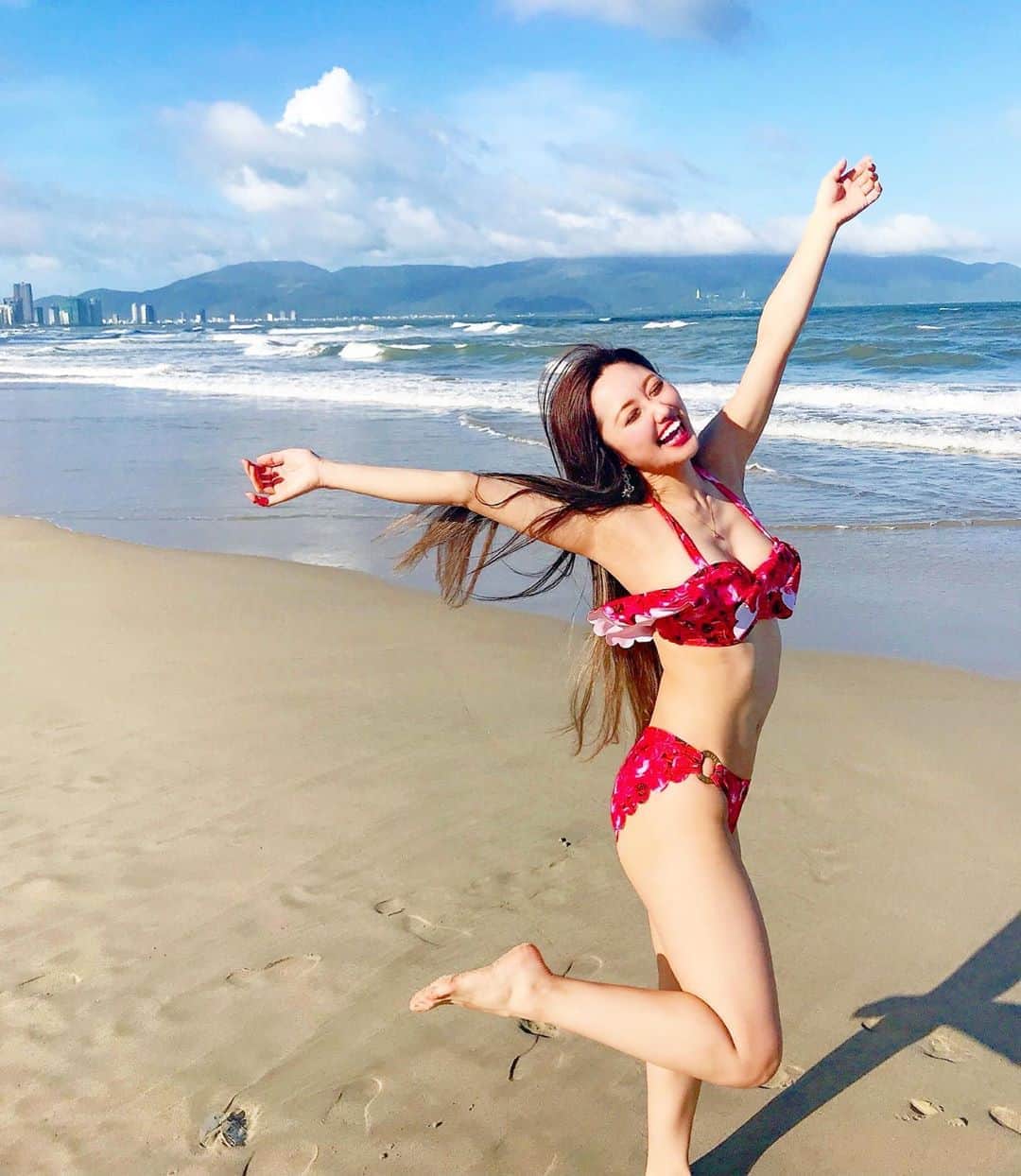 のインスタグラム：「🌺🌴🌈❤️💕✨. * 今年の夏は海に行けないので. ベトナム🇻🇳での写真を…❤️✨. ･:*+.\(( °ω° ))/.:+#過去pic . #travel #trip #travelphotography #travelgram #instagood #instatravel #pool #idol #vacances #follow #me #beach #sea #グラビア #南国 #resort #asiangirls #danang #vietnam #olalaniresort #olalani #ベトナム #ベトナム旅行 #ダナン #ダナン旅行 #オララニリゾートアンドコンドテル #olalaniresortandcondotel #海 #summer」