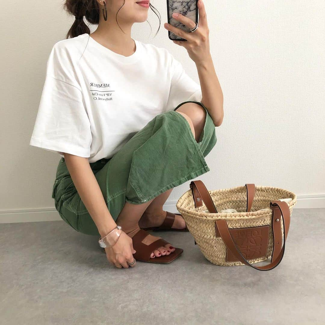 Miyoさんのインスタグラム写真 - (MiyoInstagram)「2020.8.18 ・ GUのバックプリントTシャツ♥️ 後ろ姿も可愛い♪ パンツにもスカートにも合わせやすいようにMサイズにしました☺️ お尻周りと二の腕をカバーできるのも👌🏻✨ ・ グラフィックチュニックT(大型店)…#GU プリーツパンツ・ピアス… @lavishgate バッグ…#beautifulpeople サンダル…#teva ストレッチフレアパンツ…#ジーユー バッグ…#marni スカート…#zara#ザラ　2年前 かごバッグ…#loewe#ロエベ サンダル…#lavishgate ・ ・ ・ #GU購入品#GUコーデ#Tシャツ#ザラコーデ#ザラジョ#着回しコーデ#ヘアアレンジ#夏コーデ#今日のコーデ#ママコーデ#ママファッション#プチプラコーデ#プチプラファッション#シンプルコーデ#サンダルコーデ#サンダル#カジュアルコーデ#30代コーデ#大人カジュアル#大人可愛い」8月18日 21時41分 - miyopu