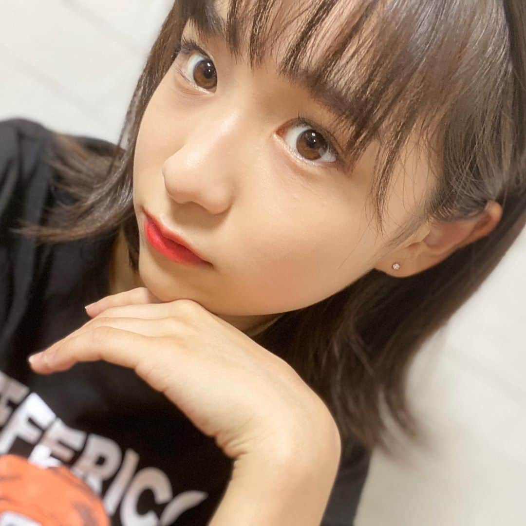 佐藤ひなたさんのインスタグラム写真 - (佐藤ひなたInstagram)「・ ・ #今日 は #ナチュラル #アイメイク だよ〜 ・ ・  #これくらいもありかな ? #着替え 前 の #お洋服 に合わせてたんだけど #ピアス も #珍しく #ラインストーン で #シンプル に‼︎ #リップ は #久しぶり の #メイベリン #赤リップ #リール は #リクエスト もらえたら #嬉しい ❤︎ #ひななりに #お応えしたい と思ってます !! #マネージャー さんから #お手紙 や #プレゼント を #受け取りました #本当に嬉しい ❤︎ #いつもありがとうございます  #うれしい日 ☺︎ #キューガルモデル #佐藤ひなた #ひな #ひなdays」8月18日 21時41分 - hinata_sato_official