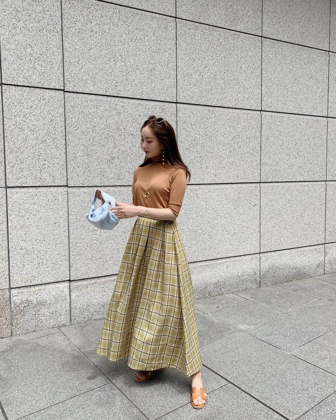 ___mikik___さんのインスタグラム写真 - (___mikik___Instagram)「camel × check 🐫⚱️ ⠀ マスタードカラーのチェック柄スカートは、ウエスト部分にレザーのパイピングを♥︎ 前はスッキリ後ろはゴム&ファスナーで楽で綺麗見えします✨ ⠀ キャメルにアイスブルーを合わせるのが気分💎 ⠀ tops、skirt…#hyeon (8/22発売) bag…#therow shoes…#titivate」8月18日 21時43分 - ___mikik___