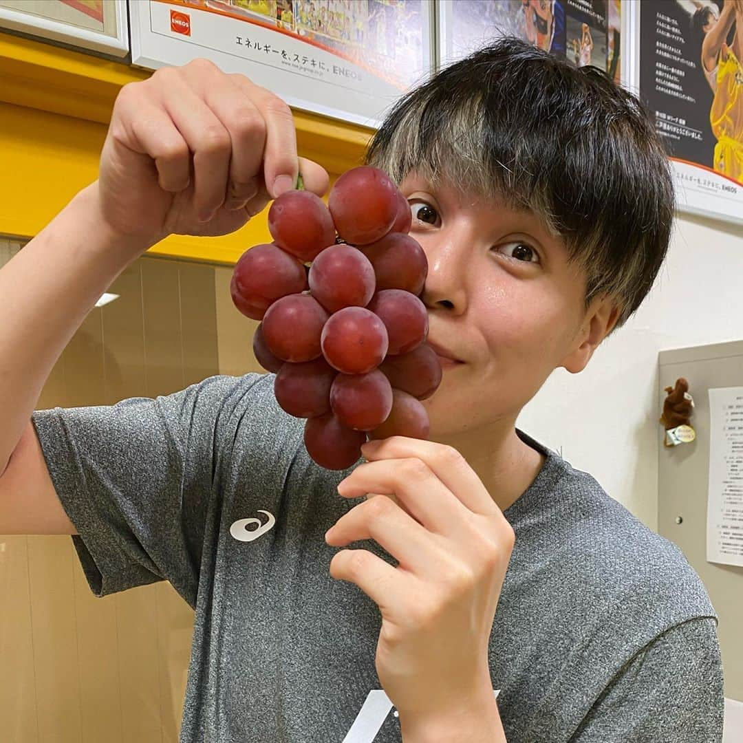 渡嘉敷来夢さんのインスタグラム写真 - (渡嘉敷来夢Instagram)「ルビーロマン🍇 めちゃくちゃ美味しかった🥰 疲れがぶっ飛びましたー✨  いつも美味しいものをたくさんありがとうございます☺️☺️☺️  そろそろ愛知にお肉遠征したいな〜🍖早くコロナ落ち着かないかな〜😭😭😭リツさんのお肉セット、買えばよかった〜🙄  #清州園 #あの味が恋しい #ルビーロマン #最高に美味しい」8月18日 21時45分 - tokashiki_10