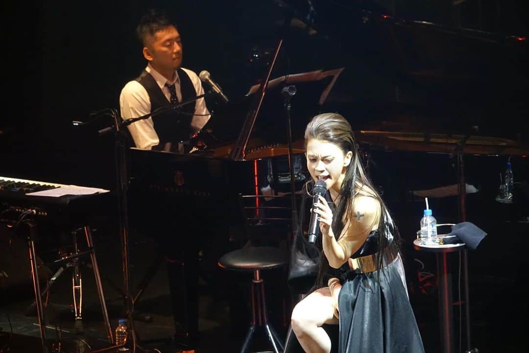 小柳ゆきのインスタグラム：「改めて！ 初の配信ライブでしたがバンドさんスタッフさんに助けられ、本当に素敵なステージを作り上げることができました。 プロの皆様の力、半端ないです。  バンドの皆さん、音響さん、照明さん、撮影チームの皆さん、舞台演出の皆さん。 感謝でいっぱいです。 有難う御座いました🙇‍♂️  そして視聴してくれた皆様。 画面の向こう側で、少しでも１つになれたこと、そしてコメント。 本当に励みになります。 有難う。  8/20の23:59まで何度でも観れます！ 是非この素敵な空間を味わってくださいませ🌃✨  〜バンドメンバー〜 Pf. #櫻井大介 さん Ba. #鳥越啓介 さん Dr. #髭白健 さん  #生配信ライブ #billboardlivetokyo」