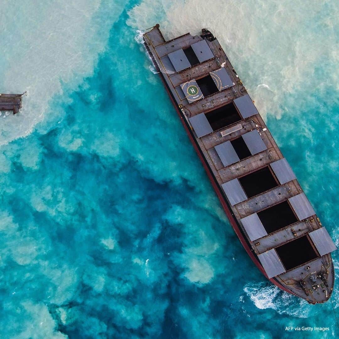 ABC Newsさんのインスタグラム写真 - (ABC NewsInstagram)「Aerial photographs taken in Mauritius show the MV Wakashio, a Japanese-owned but Panamanian-flagged bulk carrier, that ran aground and broke into two parts near Blue Bay Marine Park. #mauritius #shipwreck #mvwakashio #pollution」8月18日 16時18分 - abcnews