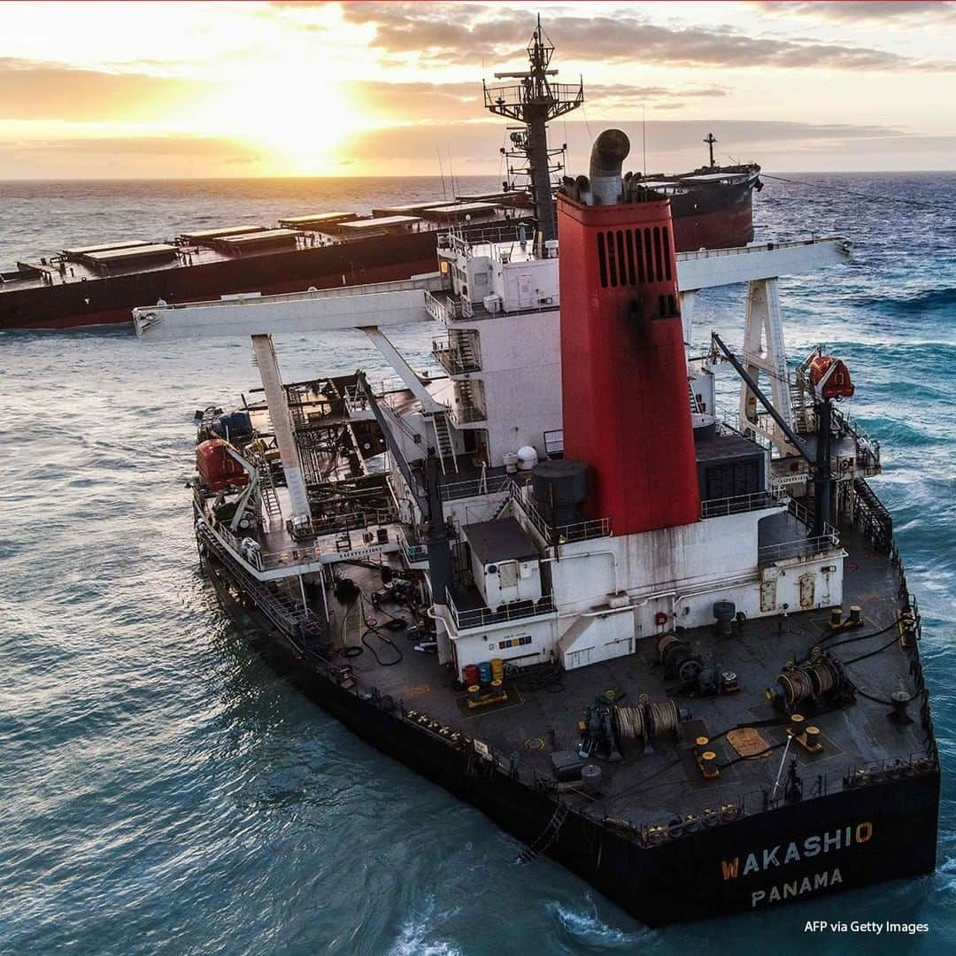 ABC Newsさんのインスタグラム写真 - (ABC NewsInstagram)「Aerial photographs taken in Mauritius show the MV Wakashio, a Japanese-owned but Panamanian-flagged bulk carrier, that ran aground and broke into two parts near Blue Bay Marine Park. #mauritius #shipwreck #mvwakashio #pollution」8月18日 16時18分 - abcnews