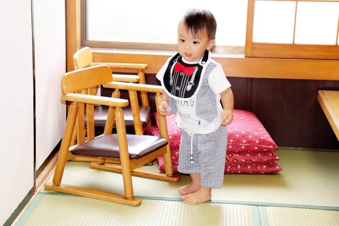 Momoeのインスタグラム：「. . しゅご家族みんなで お墓参りに行ってきた日🥰 . . . .  #happy #家事 #育児 #family #家族 #boy #smile #男の子 #息子 #code #love #lucky #kids #子供 #thankyou #宝物 #ベビー #fashion #follow #心 #縁 #パパ #ママ #家族写真 #男の子ママ #赤ちゃん写真 #photo #子育て #1歳 #flower」