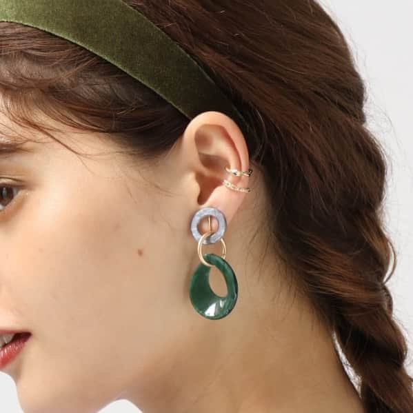 Me%さんのインスタグラム写真 - (Me%Instagram)「bijou ear cuff ————— メタル&ビジューセットイヤカフ (item 894730) ヒネリ&ビジューSETイヤカフ(item 894732)  秋はビジューがトレンド。 キラッと輝くビジューのイヤカフはデザインがシンプルなので気張らずに使えます。 ————— #mepercent #accessory #pierce #earrings #earcuff #イヤーカフ」8月18日 16時33分 - me_percent