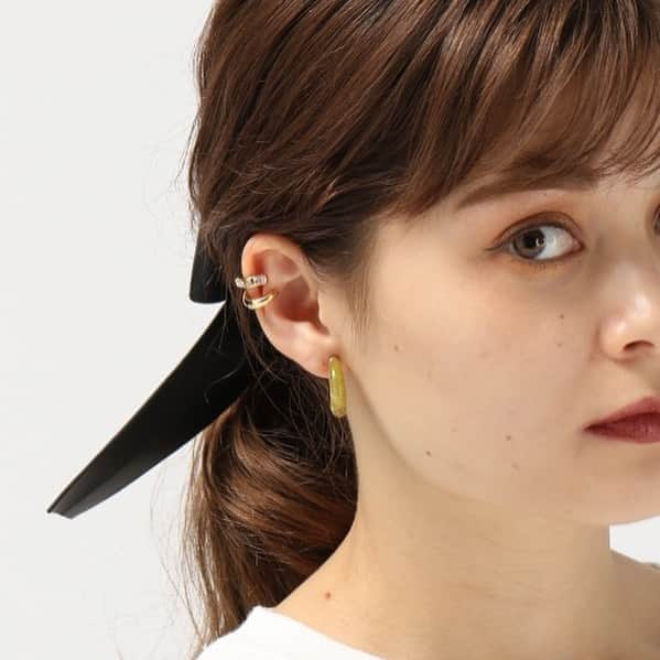 Me%さんのインスタグラム写真 - (Me%Instagram)「bijou ear cuff ————— メタル&ビジューセットイヤカフ (item 894730) ヒネリ&ビジューSETイヤカフ(item 894732)  秋はビジューがトレンド。 キラッと輝くビジューのイヤカフはデザインがシンプルなので気張らずに使えます。 ————— #mepercent #accessory #pierce #earrings #earcuff #イヤーカフ」8月18日 16時33分 - me_percent