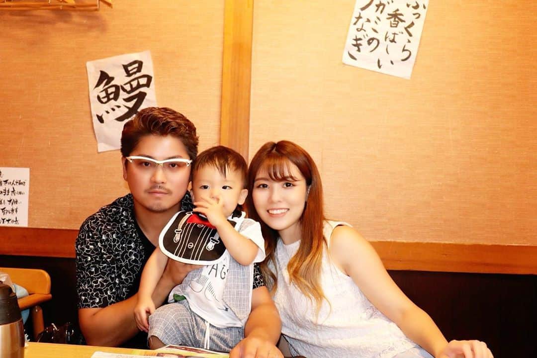 Momoeのインスタグラム：「. . 家族3人の写真は貴重💋 . . . .  #happy #家事 #育児 #family #家族 #boy #smile #男の子 #息子 #code #love #lucky #kids #子供 #thankyou #宝物 #ベビー #fashion #follow #心 #縁 #パパ #ママ #家族写真 #男の子ママ #赤ちゃん写真 #photo #子育て #1歳 #flower」