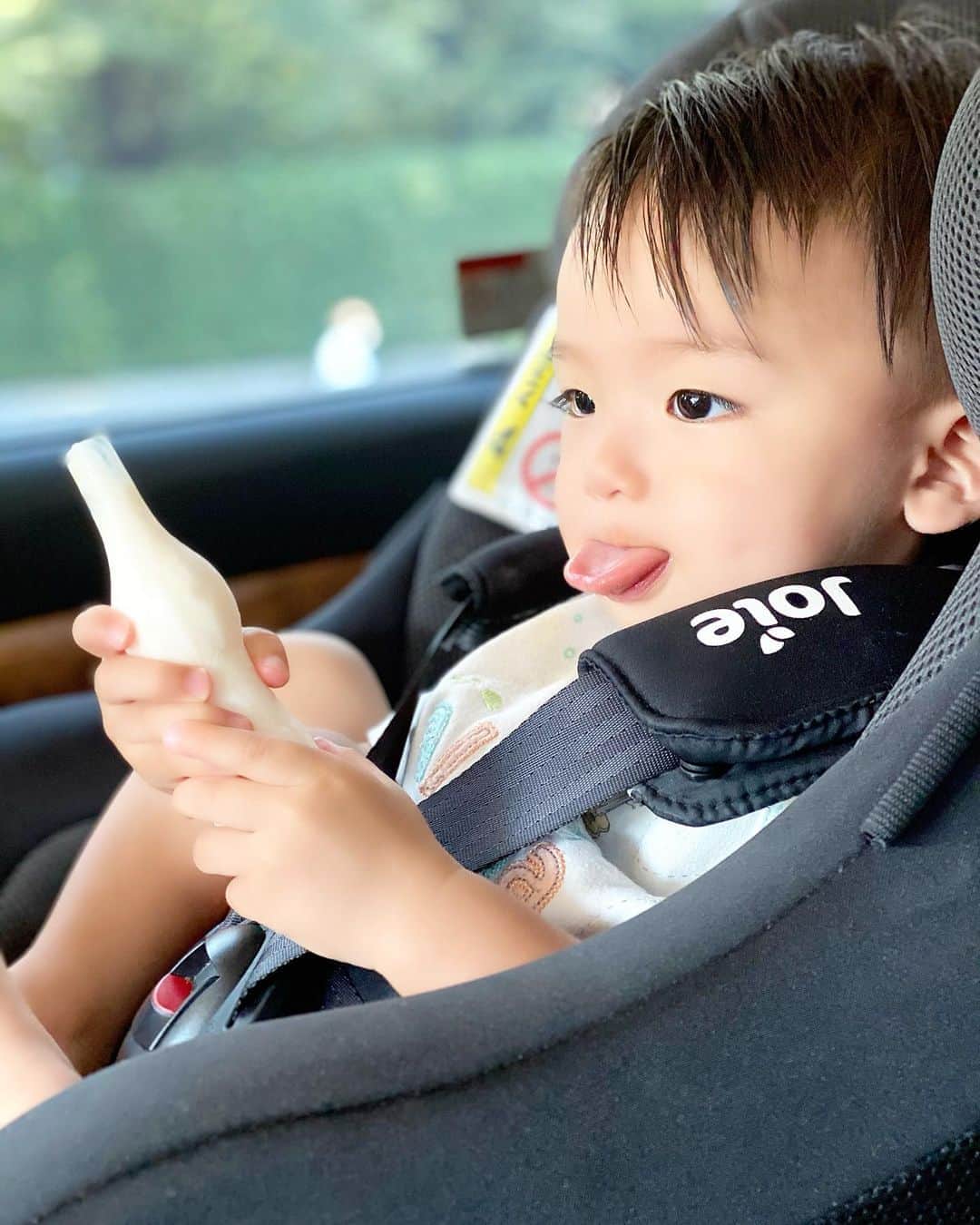 Momoeのインスタグラム：「. . 人生初、梨パピコを食べてみる🍐☀️ . . . .  #happy #家事 #育児 #family #家族 #boy #smile #男の子 #息子 #code #love #lucky #kids #子供 #thankyou #宝物 #ベビー #fashion #follow #心 #縁 #パパ #ママ #家族写真 #男の子ママ #赤ちゃん写真 #photo #子育て #1歳 #flower」