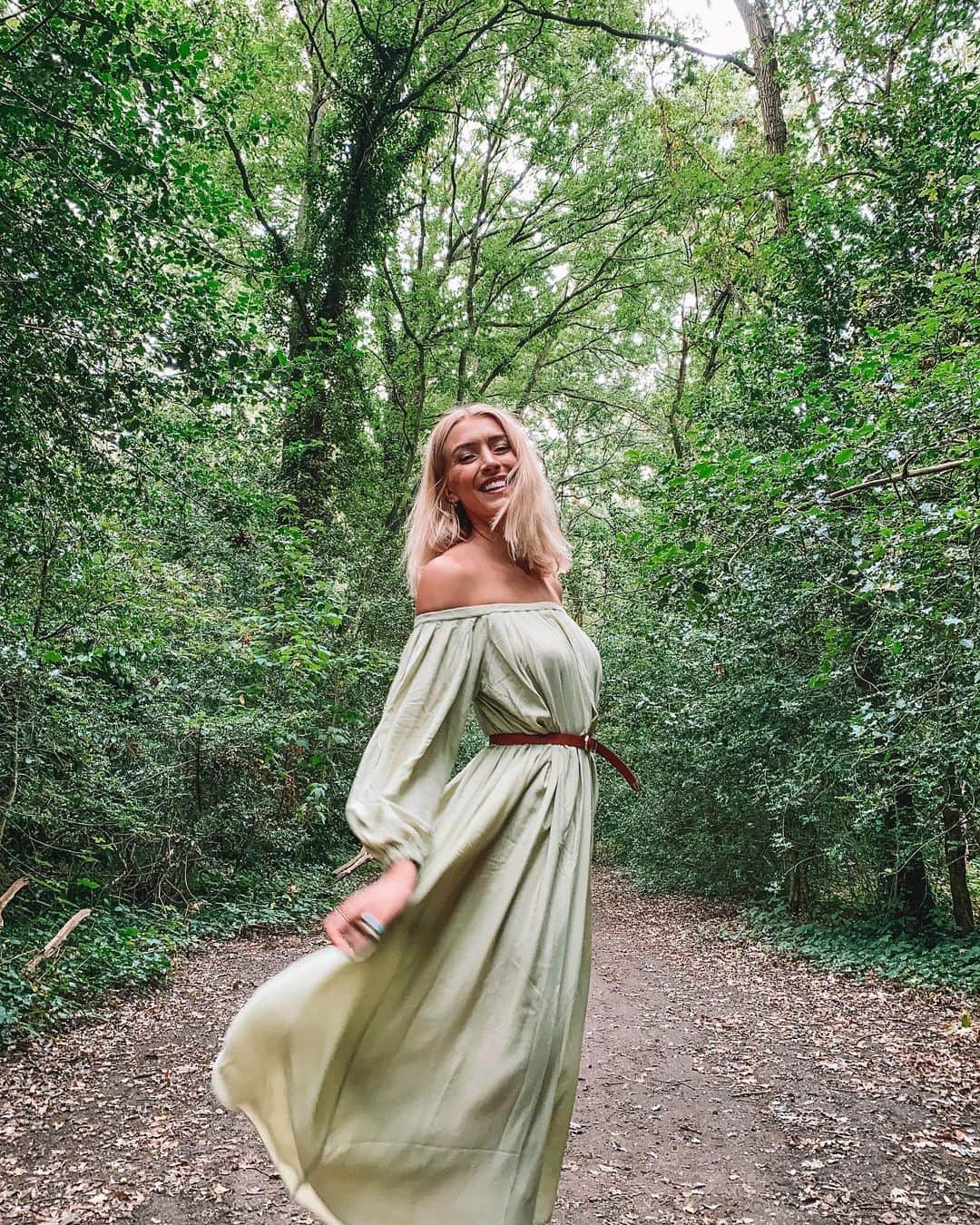 Zanna Van Dijkさんのインスタグラム写真 - (Zanna Van DijkInstagram)「ad One of the highlights of 2020 has been discovering more of what’s on my back door, including my new favourite spot: 📍Wimbledon Common 🌿 I come here for weekend walks and morning runs, and I have so much appreciation for this gorgeous woodland 🙌🏼 I recently learnt that the UK is one of the least wooded countries in Europe and only 2% of our ancient woodland remains 😫 So we desperately need to protect these valuable wooded spaces, not only for our own benefit but for vulnerable and threatened species 🐾  Which is why I encourage you to join me in becoming a member of @woodlandtrust. These guys protect, restore and campaign on behalf of the woods and trees we love. Every day more woodland is lost, but @woodlandtrust are fighting to stop this & aim to plant 64 million trees over the next 10 years. Fellow outdoor lovers, let’s come together & give them our support 🌳❤️ #ad #woodlandtrust #naturedetectives #getoutdoors #getoutside #protectourhome #thegreatoutdoors」8月18日 16時43分 - zannavandijk