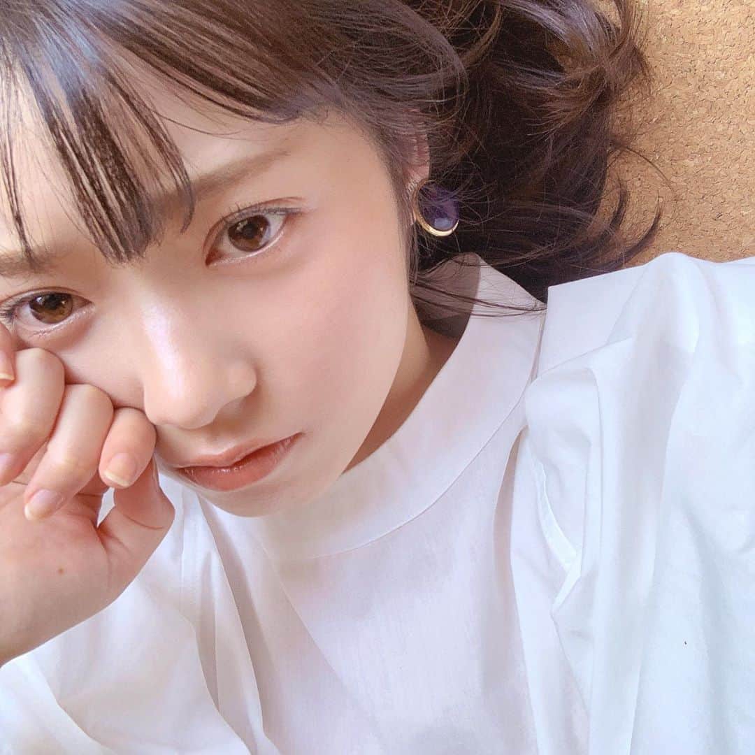 山岸理子のインスタグラム：「* 今日はおうちでゆっくりしてました☺︎ かわいいリップと。🤍  Lip→ #つやぷるリップ09 #無敵テラコッタ  ・ ・ ・ ・ #tsubaki_factory #山岸理子 #おうちday」