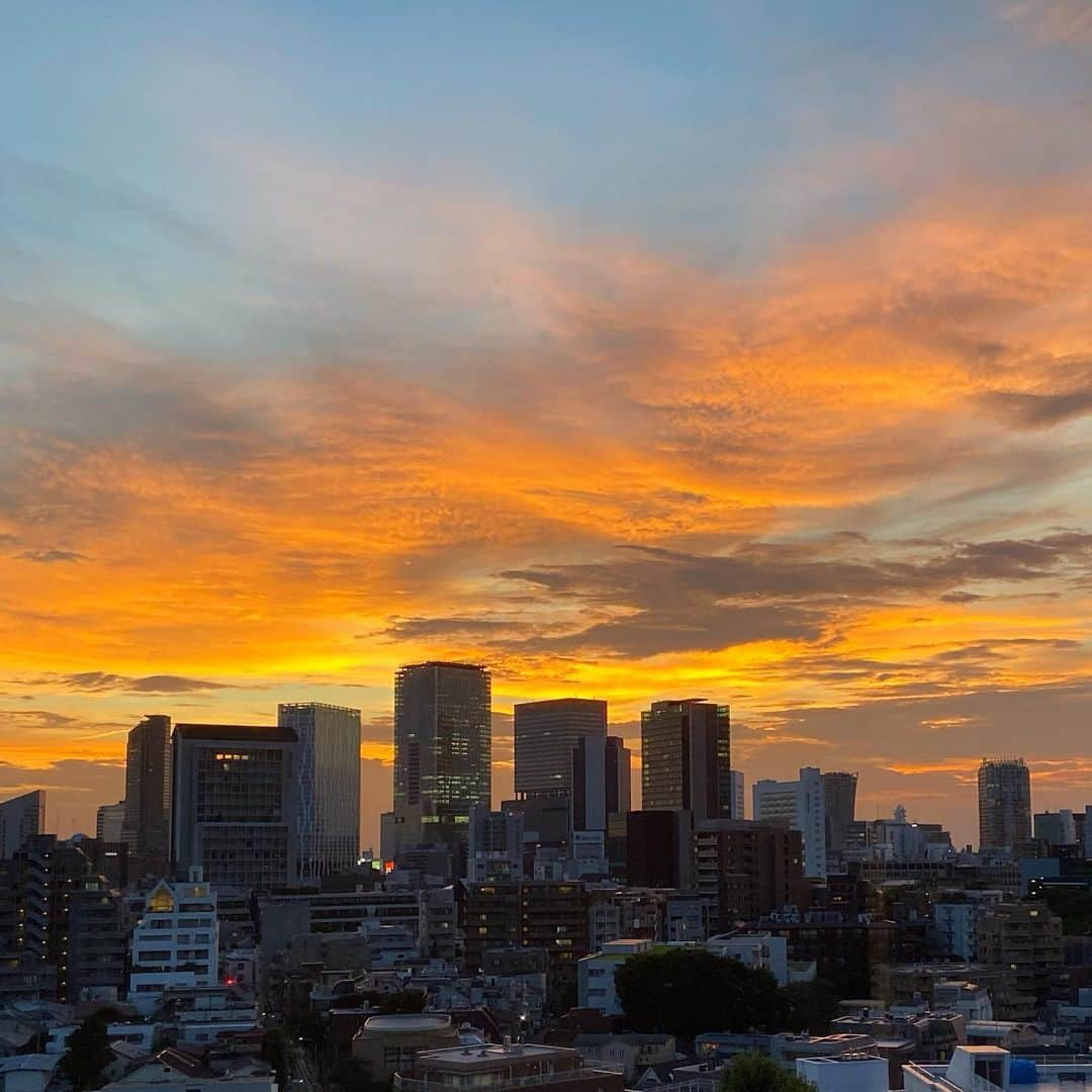 吉沢悠さんのインスタグラム写真 - (吉沢悠Instagram)「．  昨日8月17日（月）、無事に退院しましたことを、ご報告します。   なお、心配しておりました濃厚接触者は、保健所からは該当者なしとご連絡頂きました。   多くの方々に、ご心配・ご迷惑をおかけしましたことを心よりお詫びいたします。 そして、沢山の医療従事者の方々に支えられ、無事に退院することができ、心より感謝しています。   私は入院中、熱やつらい咳症状の時期がありました。 そしてコロナの症状の苦しさに加え、仕事関係者・家族や周りの仲間たちに迷惑がかかってくるという社会的な影響も実際にあり、その辛さも感じました。 コロナに対して、極端に恐れすぎず、しかし甘く見て軽率な行動を取らないよう、適切な距離感で接していく事が必要なことではないかと、今は感じています。   この時期ですから、熱中症やクーラーなどによる体調不良がコロナの症状と似ていて判断が難しいこともあると思います。 日々の生活のなかで、体調が悪くなることは仕方ないことですから、コロナのような症状が出たときに1人で悩まないように、支え合える空気があるべきだと実感しました。   皆さまへの感謝の気持ちを忘れず、今後も、より一層感染予防に努めてまいります。  吉沢 悠」8月18日 17時00分 - hisashi_yoshizawa