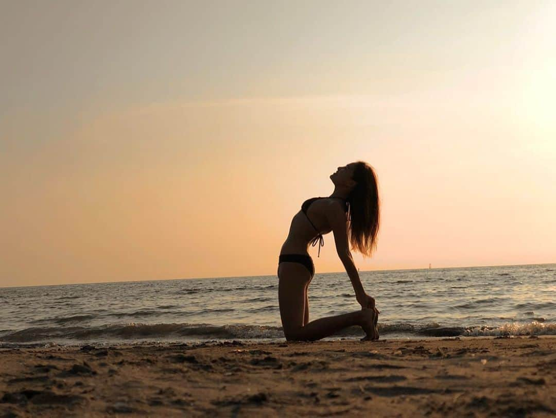 安斉奈緒美さんのインスタグラム写真 - (安斉奈緒美Instagram)「camel pose🐫🐫🐫🐫 . 後屈のポーズは 今まで閉じていた胸を一気に開放して呼吸を入れてあげることで気持ちも晴れて前向きになれる効果があります . 周りからあーしろこーしろって言われれば言われる程嫌になったり考えても解決しないこともあるだろうし、 気持ちを動かすのがどうにも難しい時あるよね。 . ただ心と身体は素直に繋がっているので、 身体を動かすと気持ちも動いてくるんです😉 なんなら呼吸を整えることだけでも十分です。 . 自分をコントロールすることができるヨガは現代の人々がいきいきと毎日を過ごすツールでもあります🧘🏽‍♀️ . こうして現代を生きる皆さんに ヨガ、フィットネスを通して 幸せな1日1日に繋げる時間を共有していければと思います😉 . #yoga #fitness #beachyoga #yogateacher #ヨガ #ヨガインストラクター #ヨガジョ #ビーチヨガ #後屈 #ラクダのポーズ」8月18日 16時53分 - naomiyogachan