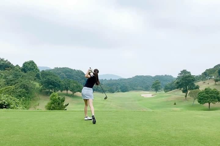 淡輪優希のインスタグラム：「暑い時期のゴルフは早朝スルーが最高です🥺👍✨熱中症対策と三密対策して、汗いっぱいかいてたくさん歩いて気持ちいぃーーー⛳️ 最近90台がコンスタントに出るようになって嬉しい‼︎ がしかし80台の壁は厚い…🔥だし気がついたらまた100台を彷徨うことになるのよ😭笑 . #ゴルフ #ゴルフ女子 #ゴルフスイング #ゴルフウェア #ゴルフコーデ #早朝スルー」