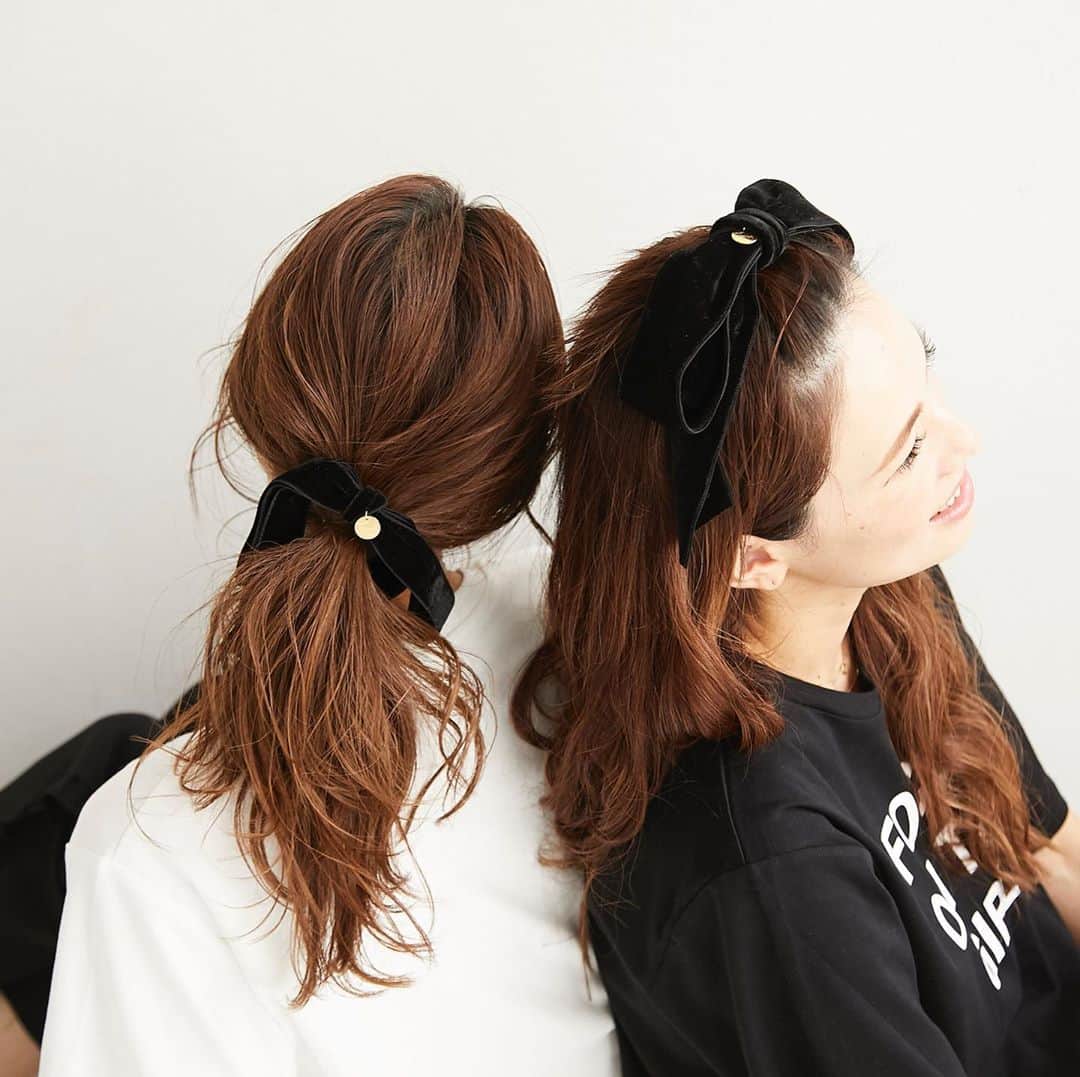 原口恵美のインスタグラム：「@lipinem の 垂らしベルベットリボン♡  @nail_marimari ちゃんは Lサイズ着用♡  私はSサイズ着用してます♡  #ヘアアクセサリー#ヘアアレンジ #コーディネートのアクセントに #おしゃれさんと繋がりたい  #ママコーデ」