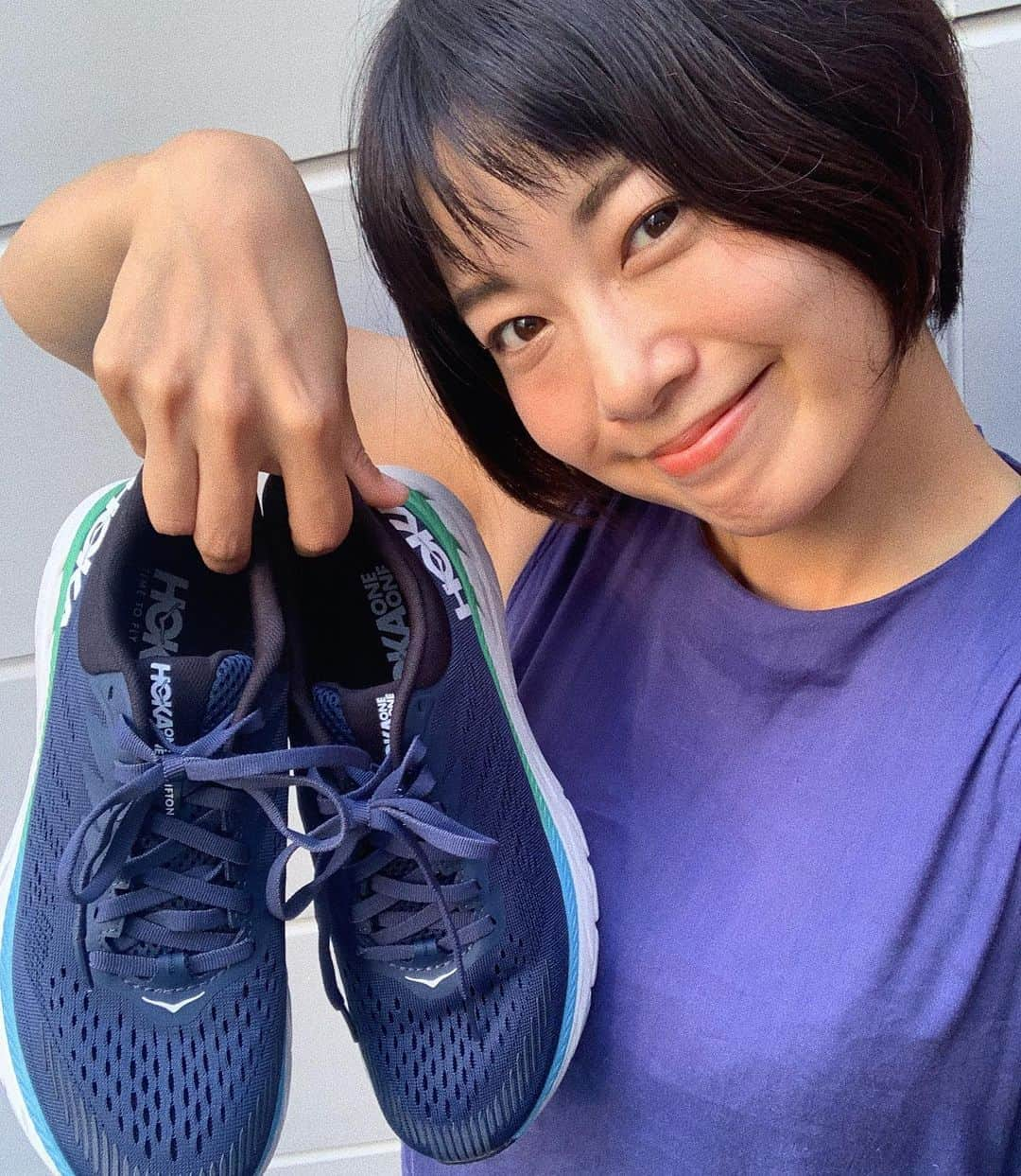 中村優さんのインスタグラム写真 - (中村優Instagram)「今日のランニングシューズ👟 @hokaoneone_jp のクリフトン7💙 気の向くままにゆるりと走る私にぴったり😉 大会もなく最近はあまり長距離走れてないけど、どこまででも走れそうな安定感があります🙆‍♀️履き心地が優しくて脚をサポートしてくれるので、少し疲れていても走ろっかな〜という気持ちになる😊  #hokaoneone  #clifton7 #PR#timetofly #ホカオネオネ#クリフトン7#ホカラン」8月18日 16時56分 - nkmr_yu