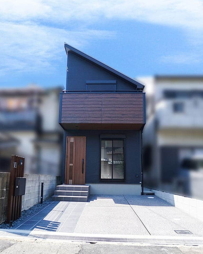 設計室 匠建枚方さんのインスタグラム写真 - (設計室 匠建枚方Instagram)「🏠大阪Ｔ様邸の注文住宅。片流れ屋根の和モダンテイストの外観 ・ 🎊外壁材はへーベルパワーボード。カラーはブラックが基調。玄関ドアとバルコニーの正面をアクセントカラーのブラウンで仕上げています。木目調の塗装は、凹凸感のある塗装技術を駆使して立体感を演出しています。 ・ #匠建枚方 #注文住宅 #外観 #和モダン #シンプル #パワーボード #へーベルパワーボード #塗装 #デザイン #マイホーム #マイホーム計画 #家づくり #暮らし #暮らしを楽しむ #生活 #新築 #一戸建て #工務店 #住まい #建築 #大阪 #京都 #枚方 #枚方市 #設計 #設計事務所 #写真 #home #homedecor #homedesign」8月18日 16時58分 - shokenhirakata