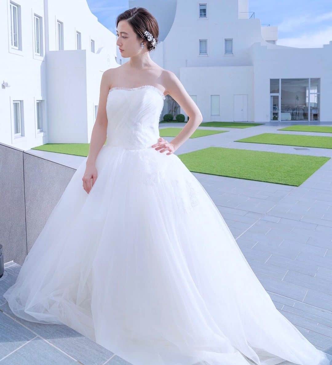 Dresses (ドレッシーズ)さんのインスタグラム写真 - (Dresses (ドレッシーズ)Instagram)「～プレ花嫁さまに贈る、Dressesピックアップドレス～ ソフトチュールを何層も重ねた、柔らかく透明感のあるウェディングドレス。 ウエストとバックトレーンにはレースが施され、エレガントなブライズスタイルも叶います。  ドレスのお問い合わせは @dresses_weddingdress までDM💌 お気軽にお問い合わせください。  ウェディングドレス:03-20449 こちらのドレスは  @thesweetcollection_by_juno  でお取り扱いのあるドレスです。 _________________  ドレスは絶対に後悔したくない方の為の結婚式場紹介サービス始めました！  #ドレス選びから始める結婚式場探し @dresses_weddingdress のInstagramに掲載している #antonioriva や #mirazwillinger など、インポートウェディングドレスがお得になります✨ おしゃれな花嫁様のための式場紹介サービスです♡  ◇紹介会場一覧▶ @dresses_weddingdress Top のURLより ◇Instagram▶ @dresses_concierge  ドレスを後悔したくない方、好きなドレスをお得に着たい方、 DM にてお気軽にお問い合わせください♡  _________________  #thesweetcollection_by_juno_dresses #チュールドレス #Aラインドレス #レースドレス #大人花嫁  #大人花嫁ドレス」8月18日 17時08分 - dresses_weddings