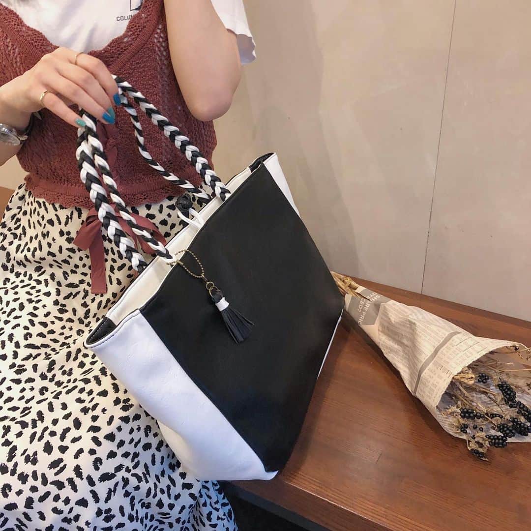 SuperGroupiesさんのインスタグラム写真 - (SuperGroupiesInstagram)「【開催予告】#IdentityV コラボバッグのプレゼントキャンペーン🎁 ⠀ 今週中開催予定⚠️ プレゼントキャンペーンの対象アイテムは、 白黒無常モデルのバッグ🤍🖤 ⠀ ハンターである白黒無常の 謝必安と范無咎をイメージした リバーシブルトートバッグ👜🔁 ⠀ A4ファイルが横にゆったりと入るサイズなので、 書類もしっかり持ち歩けます◎ ⠀ ⠀ ⠀ 応募条件など詳細は 今週中の投稿でご確認ください🔍 ⠀ ⠀ #スパグルプレゼント 𝒞𝑜𝓂𝒾𝓃𝑔 𝒮𝑜𝑜𝓃 ... 💌」8月18日 17時08分 - supergroupies