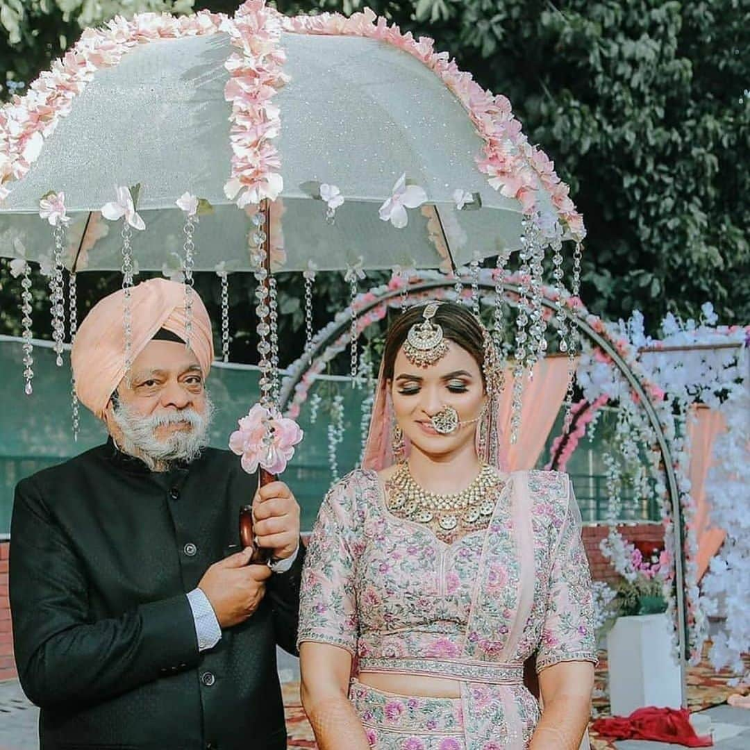 Indianstreetfashionさんのインスタグラム写真 - (IndianstreetfashionInstagram)「Always in your protective shadow 💕 #indianstreetfashion @indianstreetfashion . . #bride #groom #weddinginspiration #indianweddings #weddinginspo  #weddingplanning . . #bridallehenga #bridaloutfit #indianbride #intimateweddings #bridaljewellery #weddingshopping #bridesofinstagram #bridesofindia #indianbride #lockdownwedding」8月18日 17時10分 - indianstreetfashion