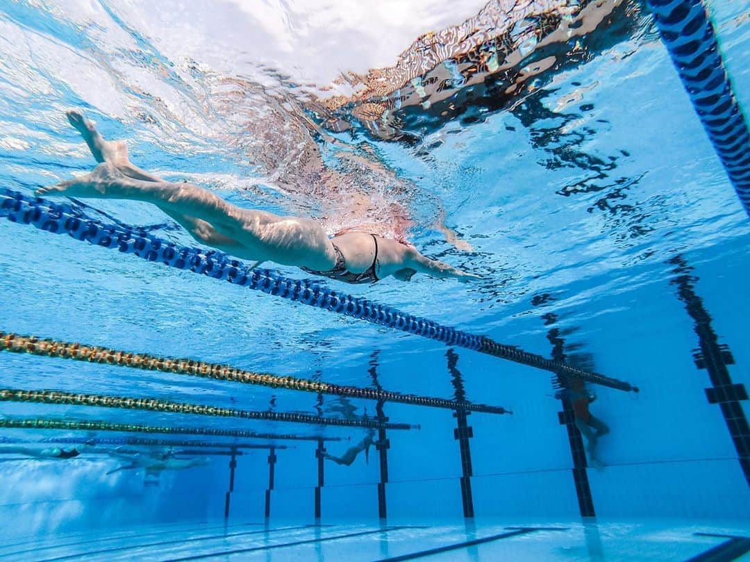 エミリー・シーボームのインスタグラム：「You don’t get the ass you want by sitting on it.  #tuesday #training #motivation #swimming #pool #goldcoast #water #tuesdaymotivation」