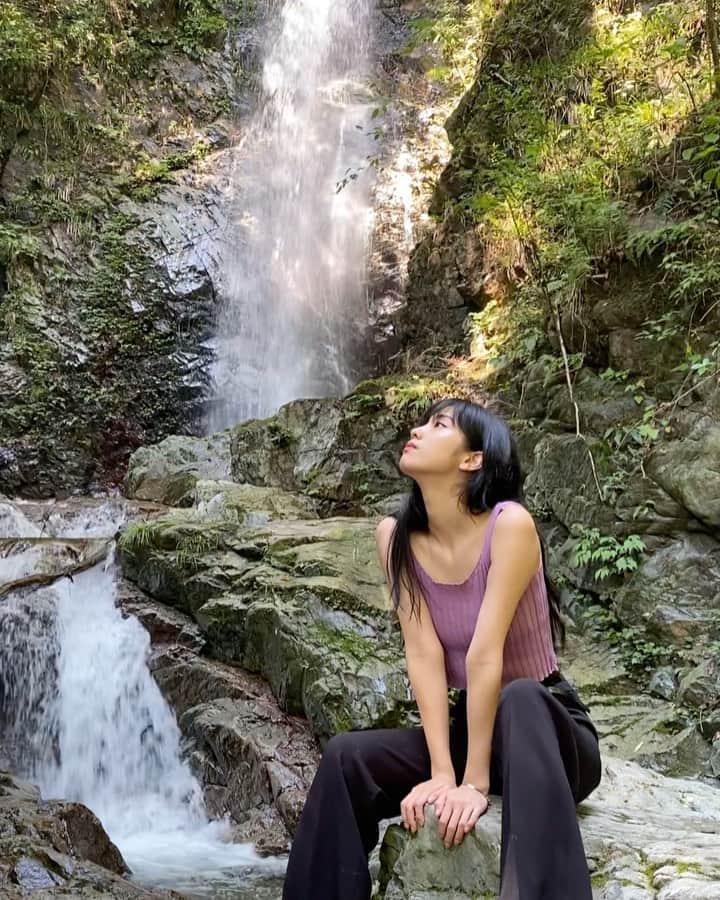 北澤舞悠（まゆちる）のインスタグラム：「今年のお盆は帰れなかったけど 自然に触れてご先祖様に感謝を伝えたよ🌳 私の祖父母の家は山奥で 幼い頃山や川でずっと遊んでたの 今はもう亡きお爺ちゃんに釣竿作ってもらった事とか 思い出したな 釣ったマスを久しぶりに食べて 懐かしい気持ちと美味しさとでいっぱいだった🐟 今年の夏も平和だね🍉 皆さんはどんなお盆を過ごされましたか？」