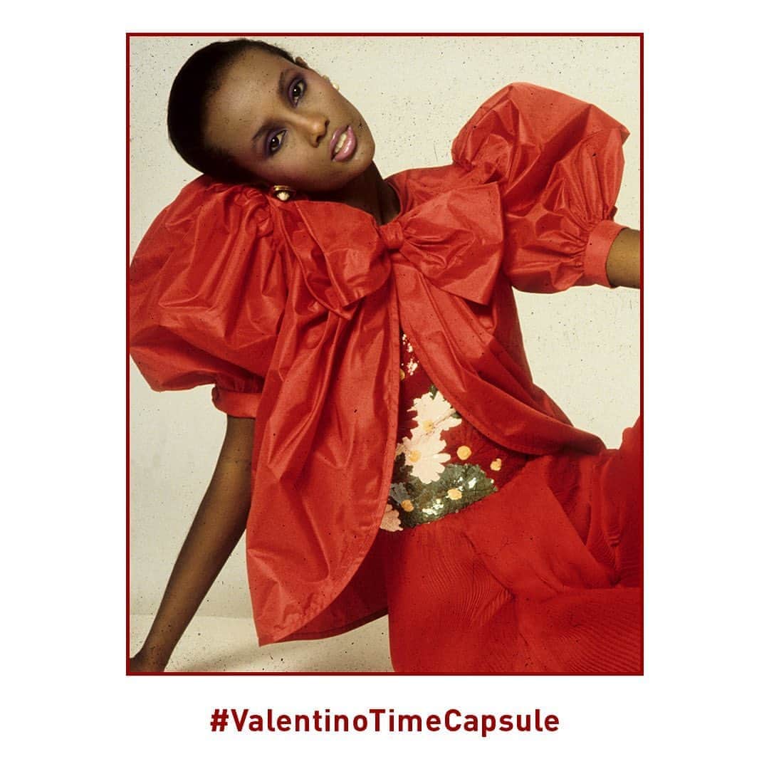Valentinoさんのインスタグラム写真 - (ValentinoInstagram)「1981 #ValentinoTimeCapsule   Iconic already in her own right, supermodel Iman was photographed by Stan Malinowski in a striking red outfit with floral and bow detailing for Valentino Haute Couture Spring Summer 1981.」8月18日 17時21分 - maisonvalentino