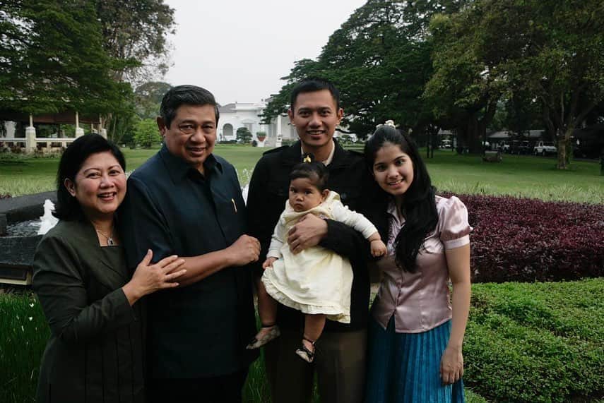 アニ・ユドヨノさんのインスタグラム写真 - (アニ・ユドヨノInstagram)「Bulan Agustus adalah bulan yang spesial. Selain memperingati HUT Republik Indonesia, bulan ini adalah bulan dimana anak pertama kami Agus Harimurti Yudhoyono (AHY) dan cucu pertama Almira Tunggadewi Yudhoyono berulangtahun.   AHY lahir pada 10 Agustus 1978 di sebuah klinik di Dayeuhkolot, Bandung. Sedangkan Almira lahir pada 17 Agustus 2008, di Jakarta. Saya ingat, dulu waktu istri tercinta Ani mau melahirkan AHY, air ketubannya pecah di kendaraan jip militer yang saya kemudikan. Sehingga begitu sampai di pelataran poliklinik persalinan, saya langsung menggendongnya menuju ke kamar persalinan. Bahkan, saya menunggui dan memberikan semangat saat bidan membantu proses kelahiran AHY di ruang persalinan.  Sedangkan di tahun 2008, saya dan Almh Ibu Ani sungguh berbahagia karena dikaruniai cucu perempuan yang lahirnya tepat di Hari Ulang Tahun Kemerdekaan RI ke-63. Saya ingat hari itu adalah hari yang sangat panjang. Tengah malam memimpin Renungan Suci di TMP Kalibata; pagi hari memimpin Upacara Detik-Detik Proklamasi; sore hari Penurunan Bendera serta malam harinya Resepsi Kenegaraan. Namun, sebelum upacara bendera pagi hari saya dan almarhumah menyempatkan waktu untuk menunggui proses persalinan Annisa di RSPI. Bahkan almarhumah menunggui dan memberikan semangat di ruang persalinan kepada Annisa.  Selamat ulang tahun yang ke-42 untuk anakku AHY dan ke-12 untuk cucuku Almira. Jangan lupa mari kita sama-sama kirimkan Al Fatihah untuk almarhumah Memo tercinta. Semoga segala cita-citamu dapat tercapai dan semoga pula kalian selalu dilindungi Allah SWT. Doa Pepo selalu menyertai setiap langkahmu.  * SBY *」8月18日 17時22分 - aniyudhoyono